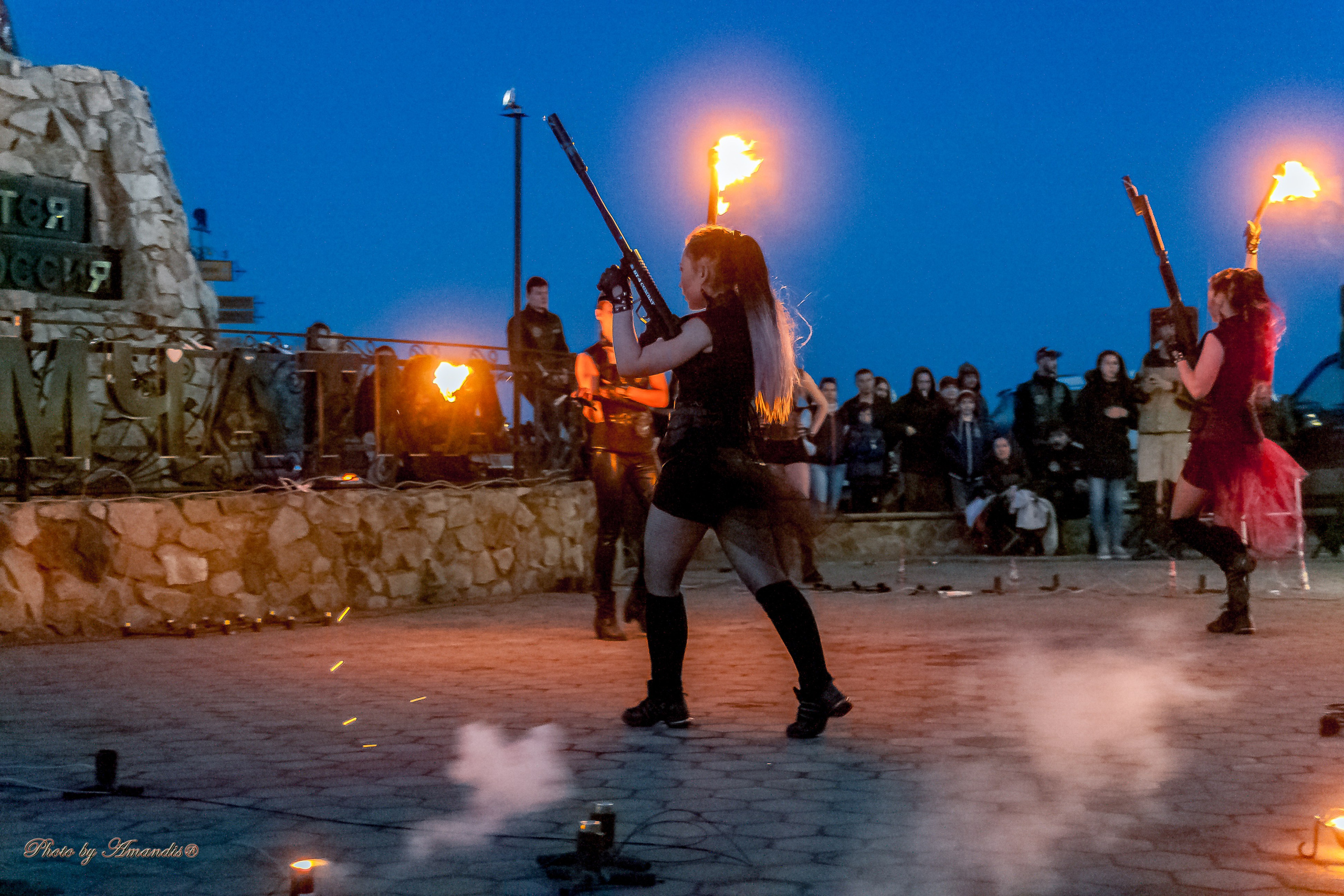 Огненное шоу у памятника «Здесь начинается Россия». Камчатка. Май 2017. Репортажная съемка в Москве и области. Анималистика