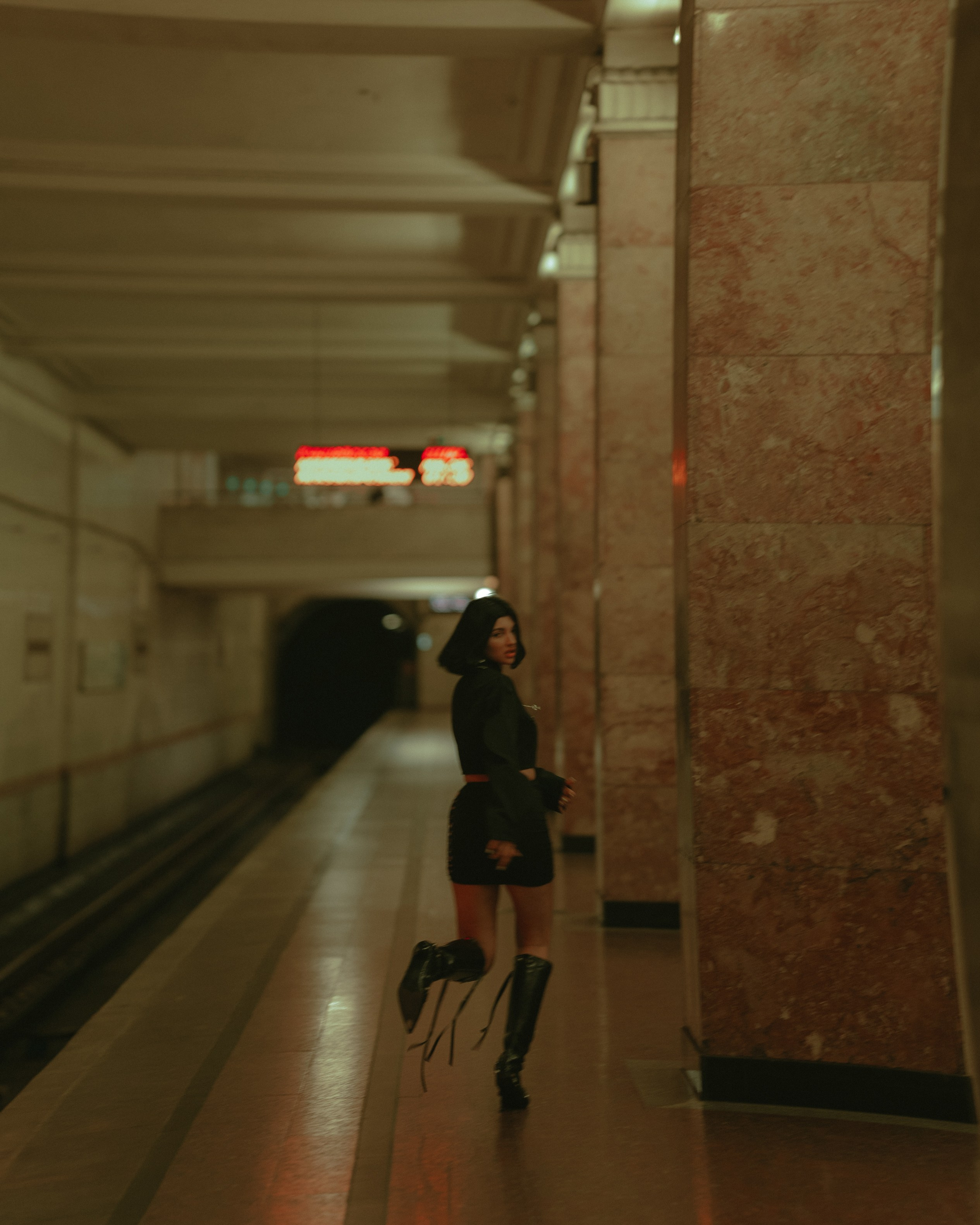 Ксения. Метро. Фотограф Екатерина Золотовская. Портретные, семейные и креативные фотосессии в Москве