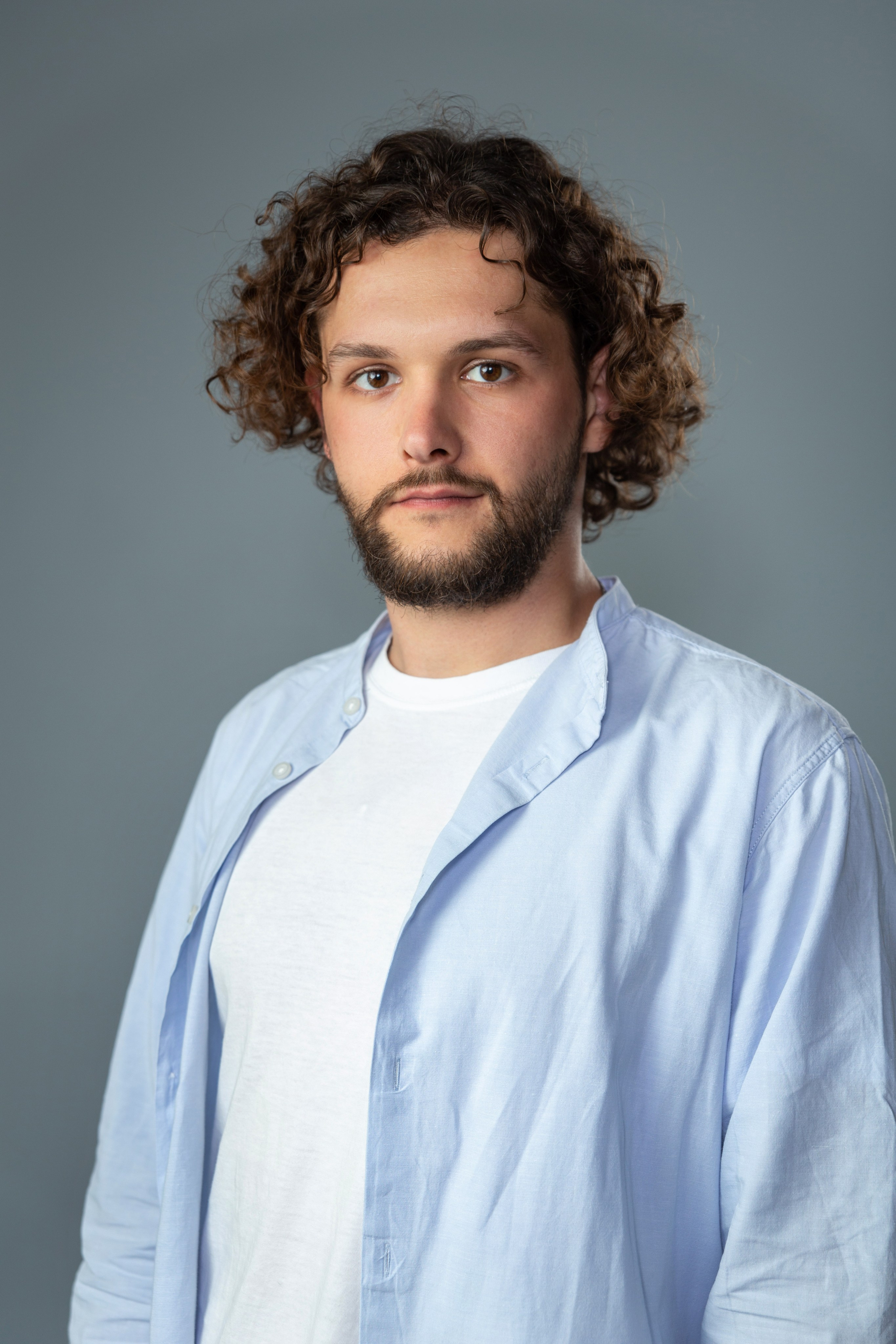 Деловой портрет мужчины на сером фоне