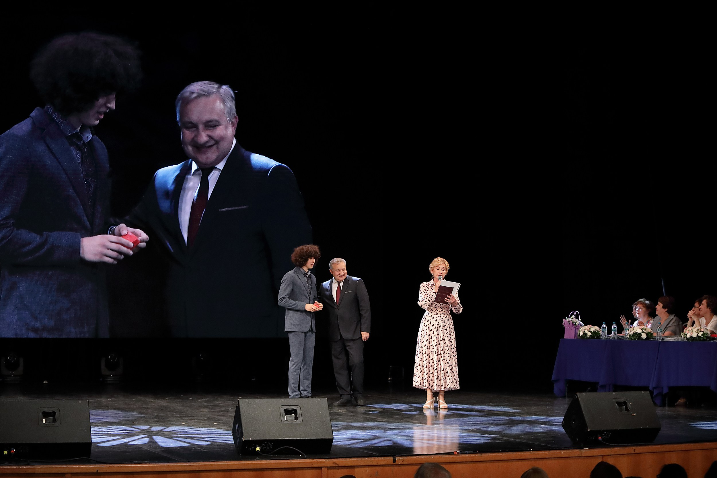 вручение аттестатов на сцене гимназия 9 екатеринбург дк урал