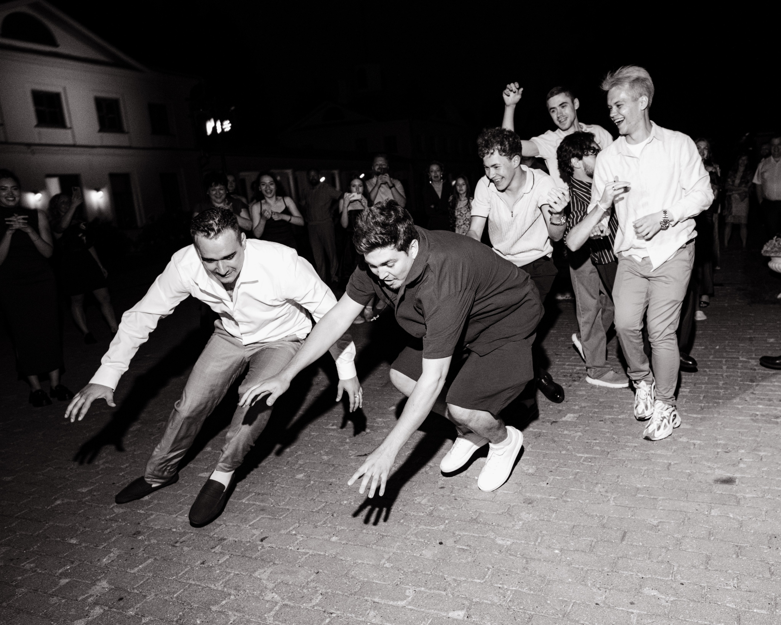 Гости ловят бутоньерку во время вечернего свадебного праздника в усадьбе Середниково.