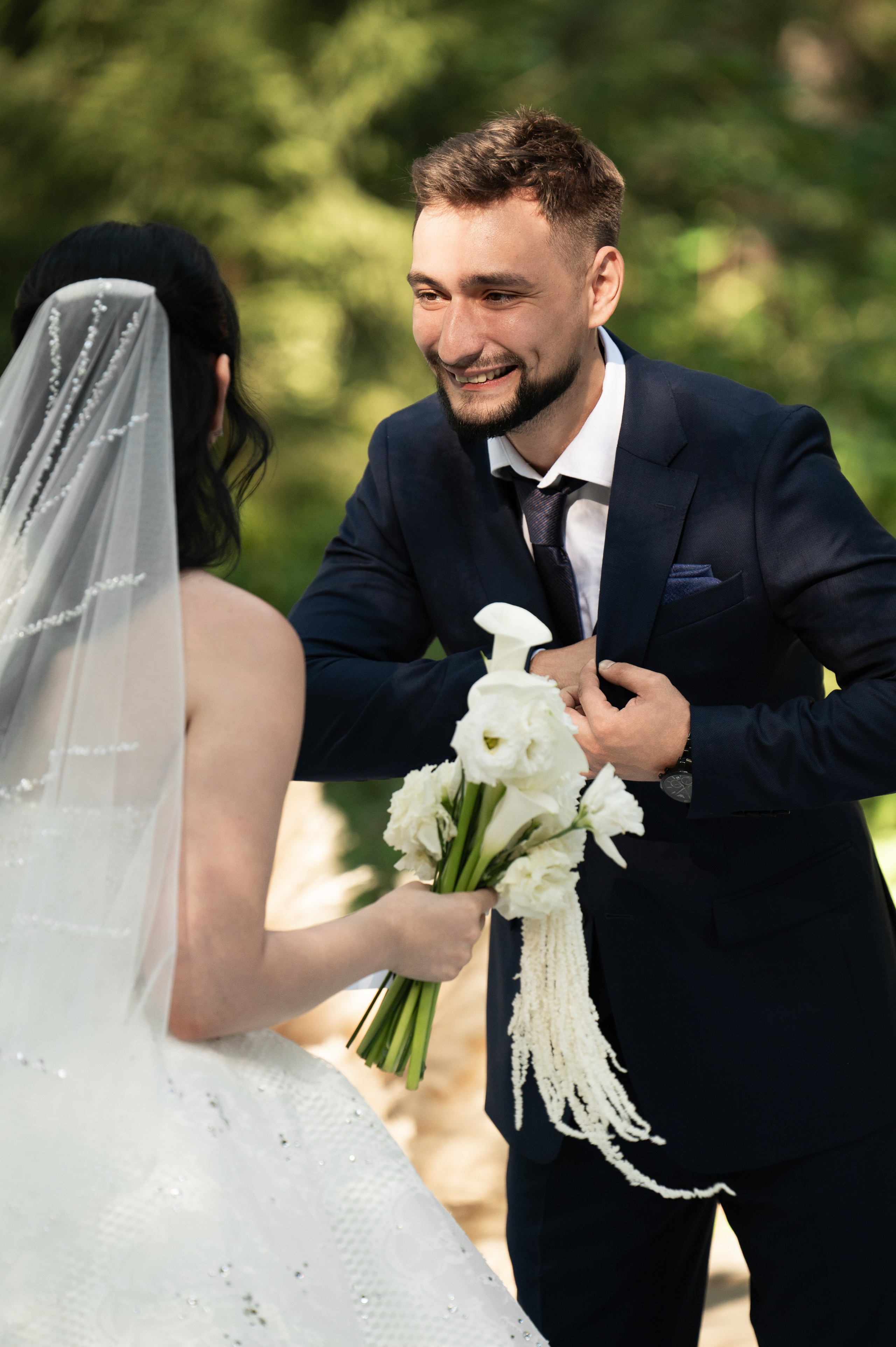 Жених достает клятву и смотрит на невесту во время свадебного дня на территории усадьбы Середниково.