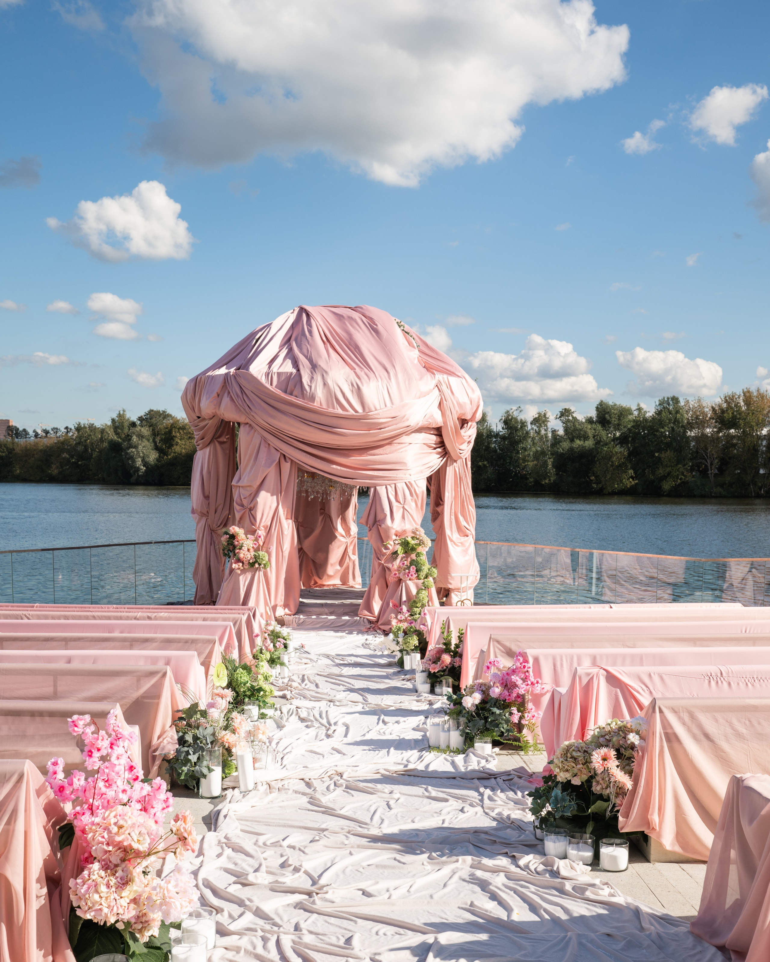 Выездная регистрация свадьбы у воды в Crystal Garden в Коломенском, Москва, с розовым свадебным декором.