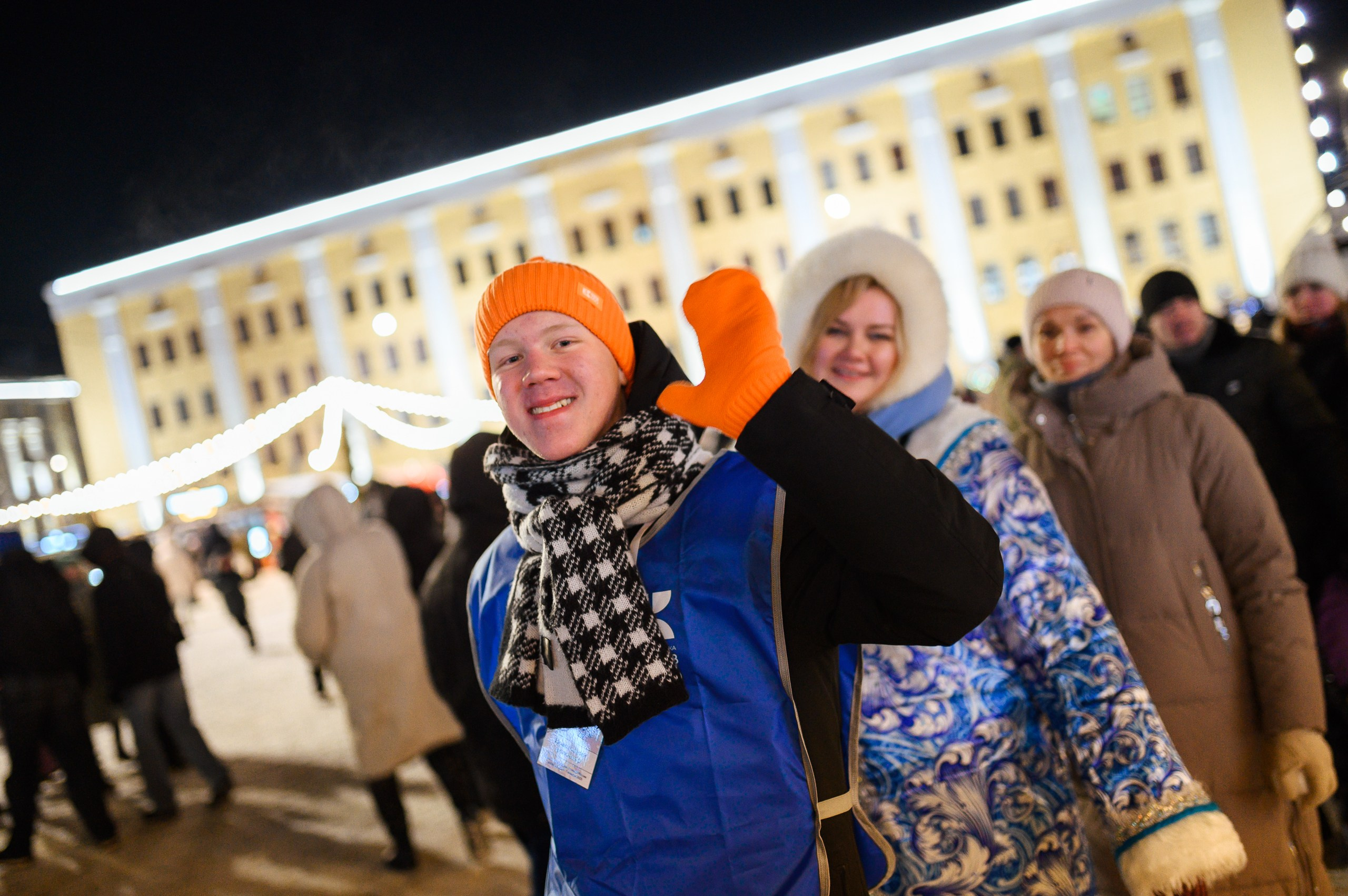 Новогодние волонтеры | Открытие Новогодней столицы Кирова 2025. Репортажный фотограф в Кирове Александр Лутошкин