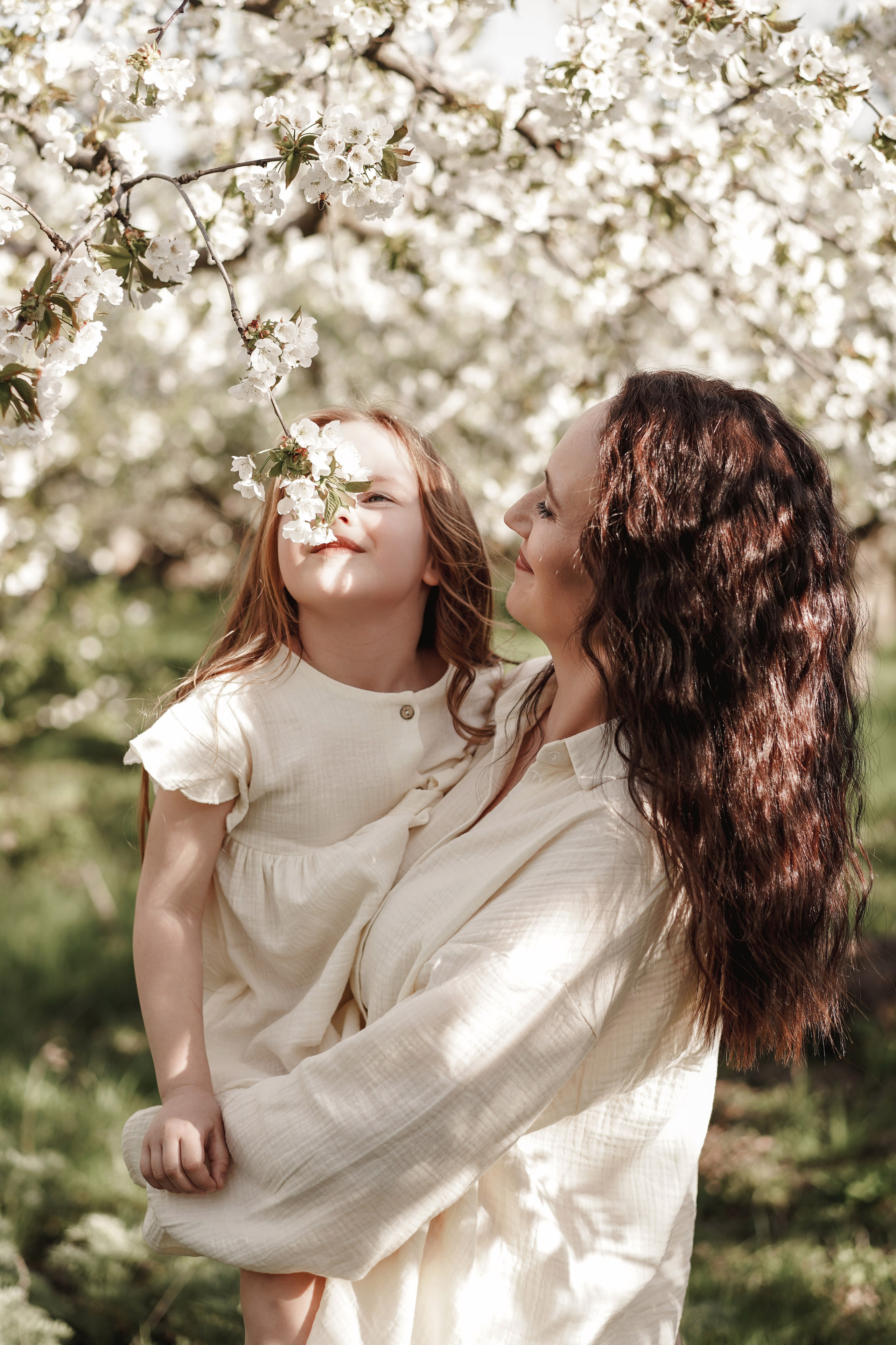 Семейная фотосессия на цветущих садах. Свадебный фотограф в Ростове-на-Дону. Таинство Крещения и Венчания, семейные фотосессии. Алёна Чёботова