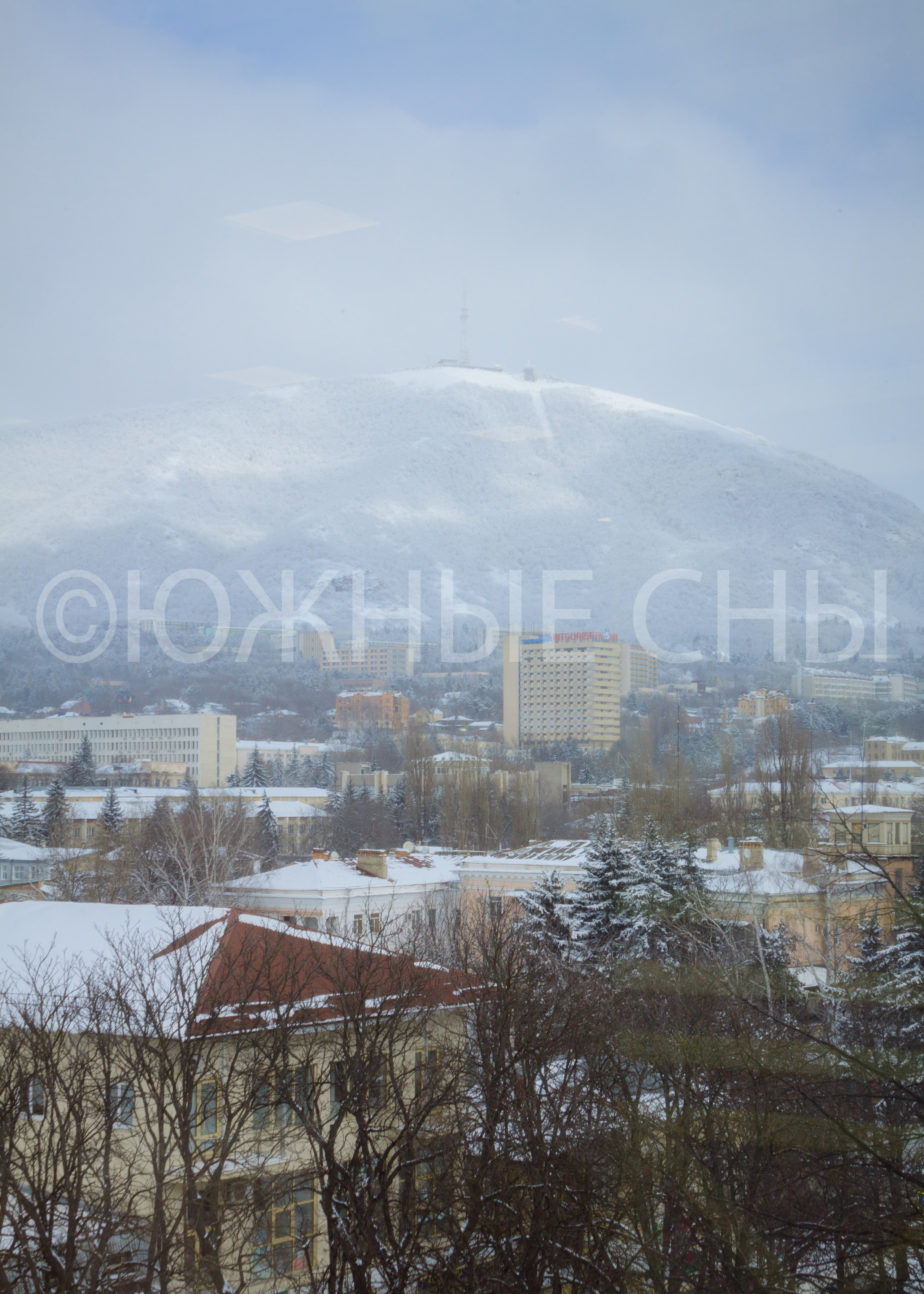 Вид из города в сторону горы Машук