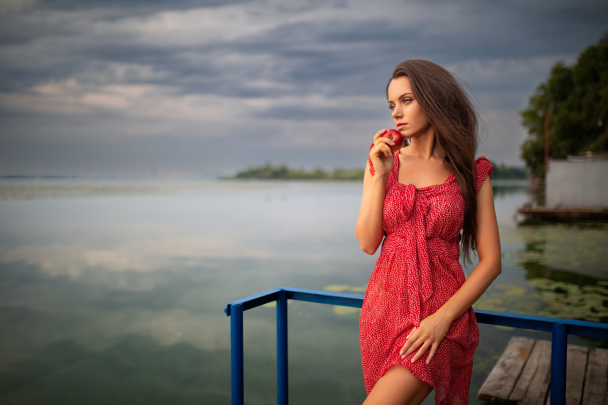 Съемка с Екатериной на рассвете на берегу реки