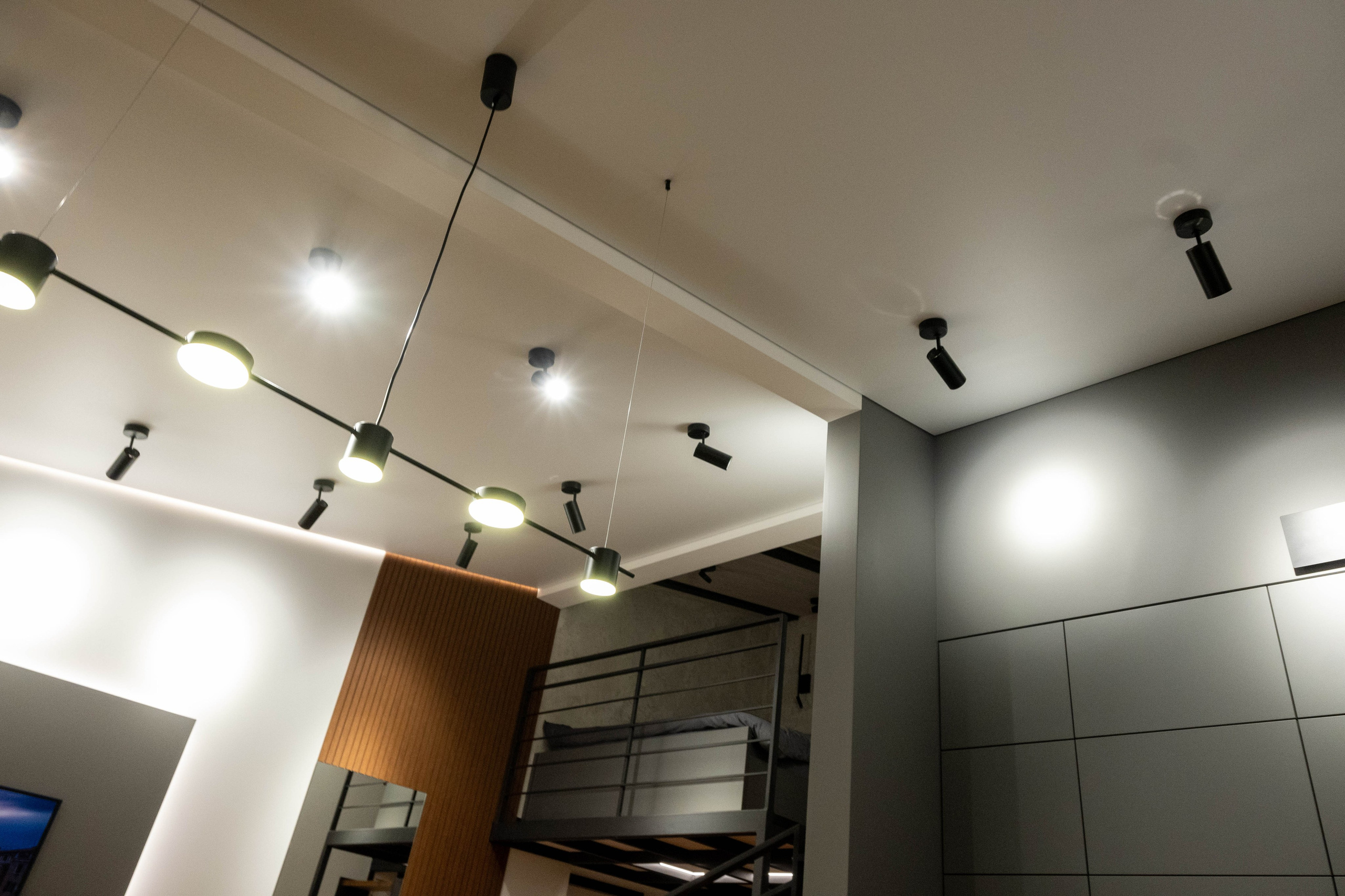 The apartment is on two levels. Fotograf Dmitrii Donets