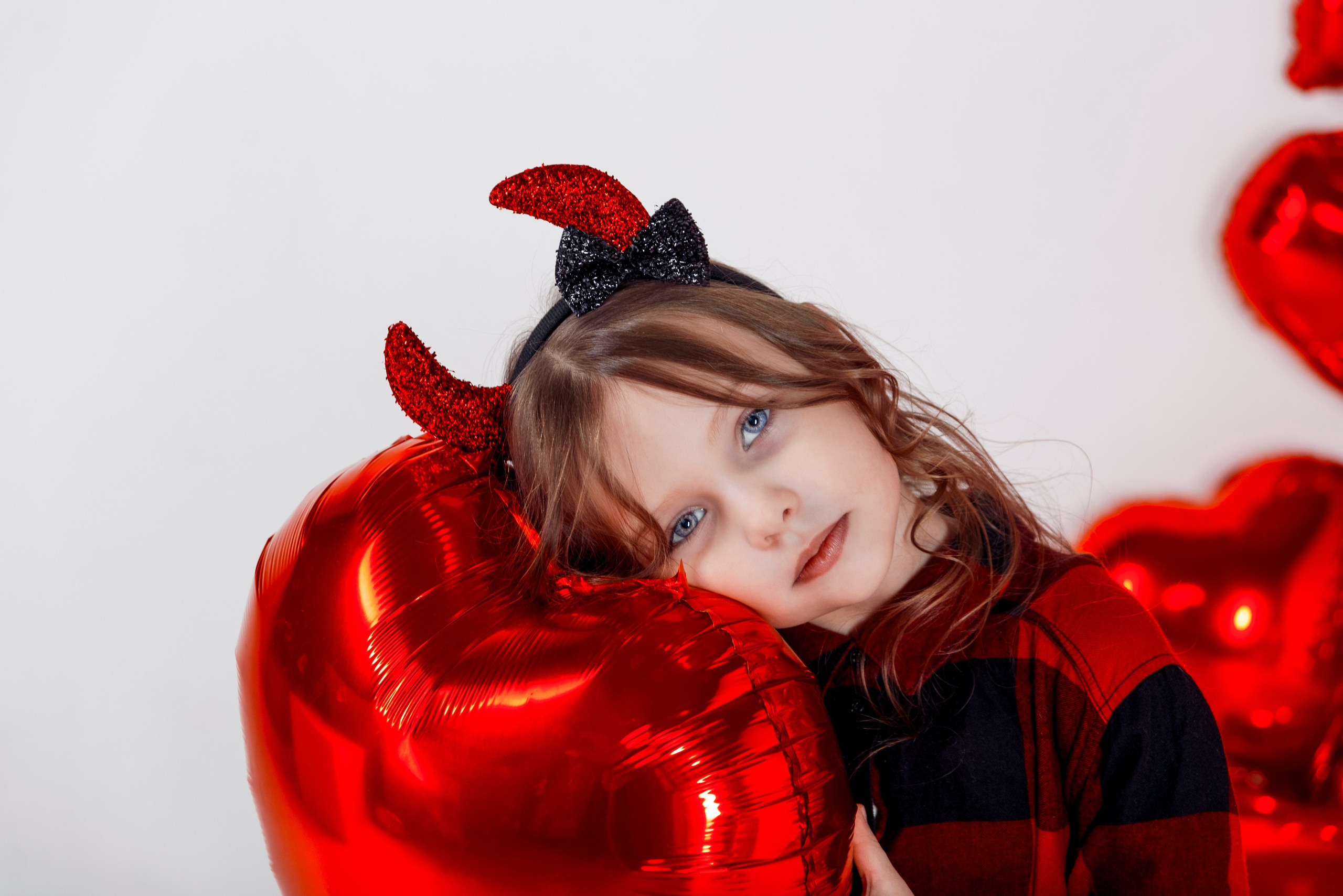 Детская фотосессия с красными сердцами в фотостудии Сочи. Детский студийный фотограф Сочи