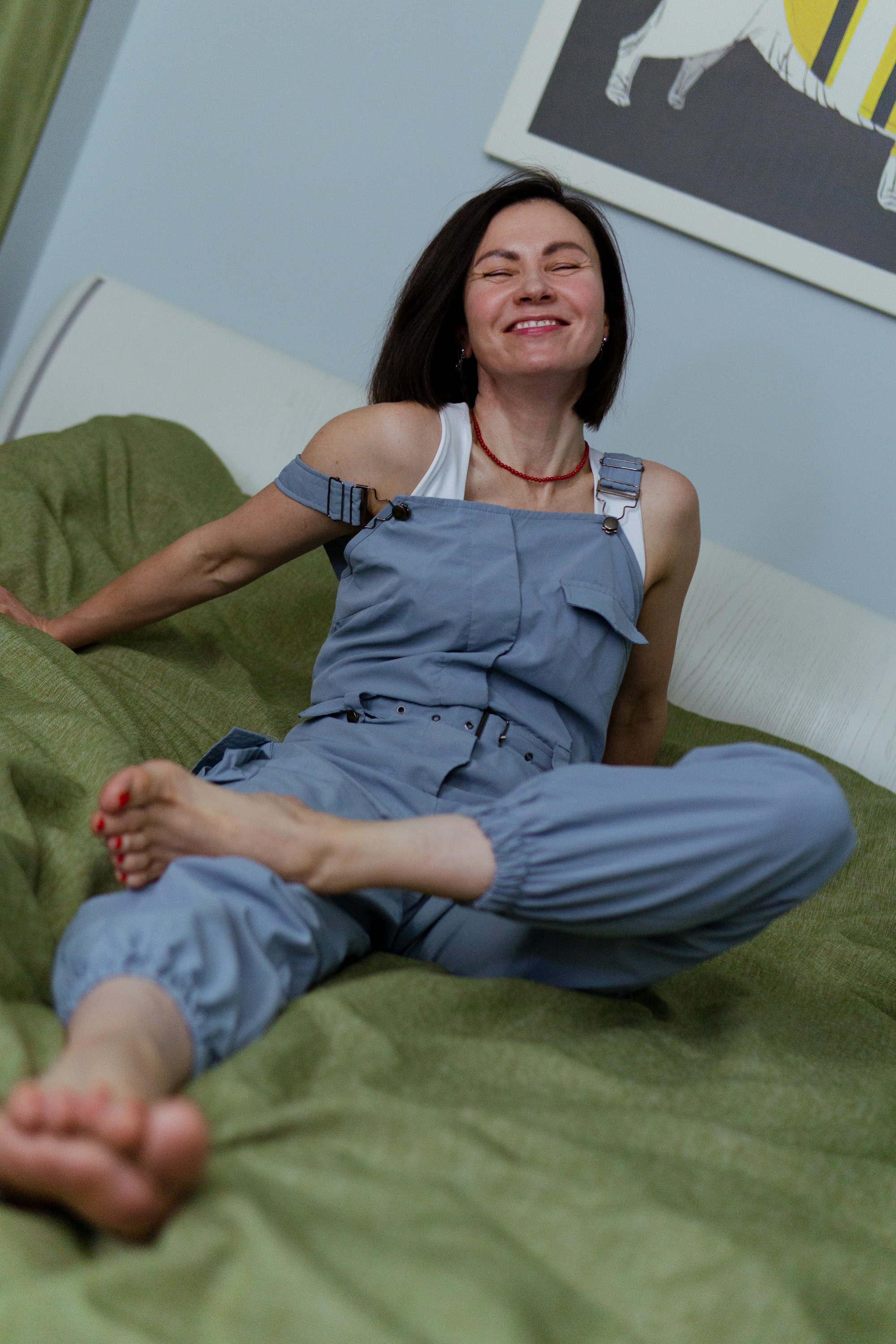 Девушка в комбинезоне