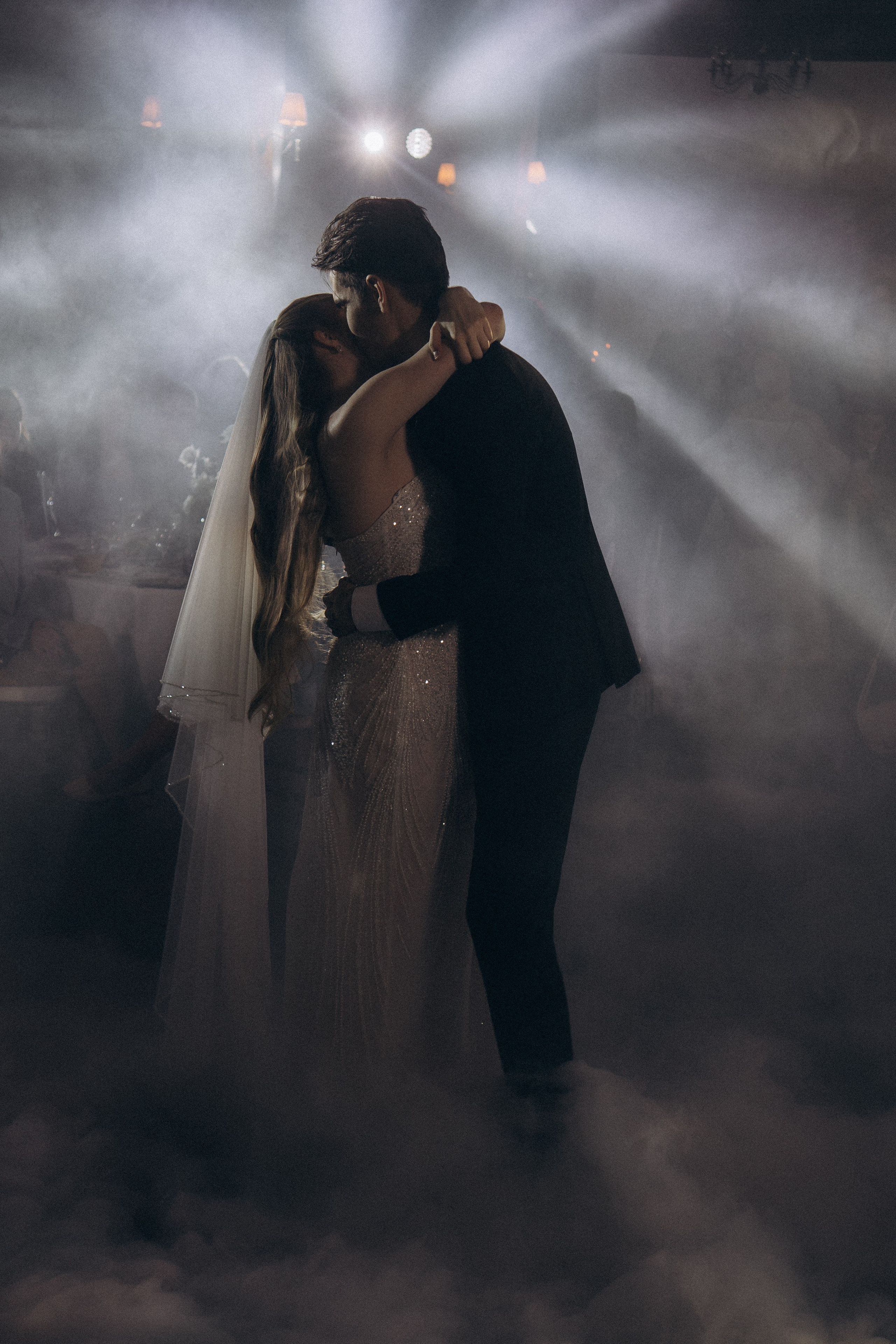 ПЕРВЫЙ ТАНЕЦ МОЛОДЫХ НА БАНКЕТЕ. ТРОГАТЕЛЬНЫЙ МОМЕНТ (СНЯТО В СИБИРЕ В НИЖНЕВАРТОВСКЕ). Профессиональный фотограф, Санкт-Петербург — Виктория Богомолова