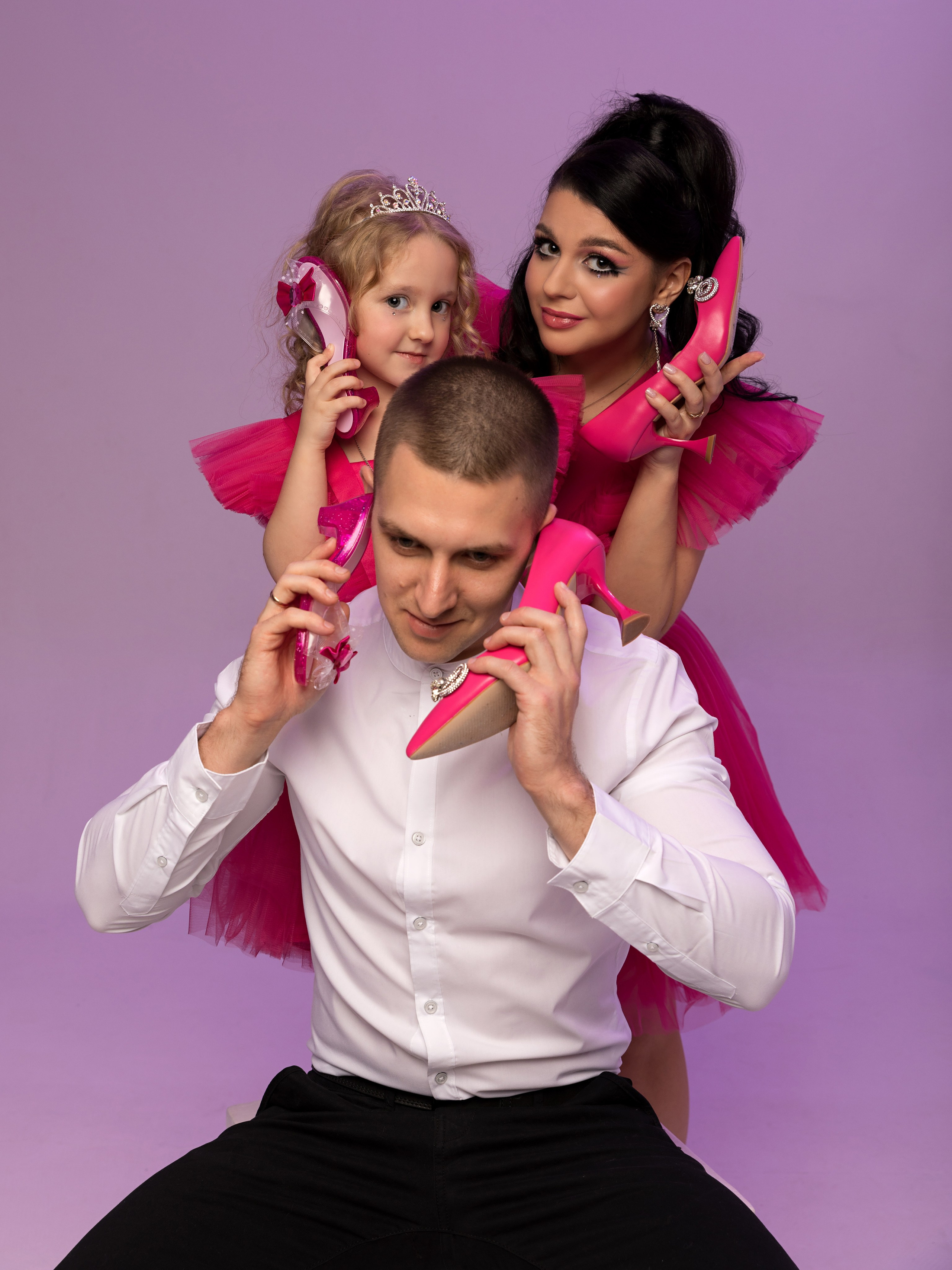 Смешное фото мамы, папы и дочки в стиле Барби