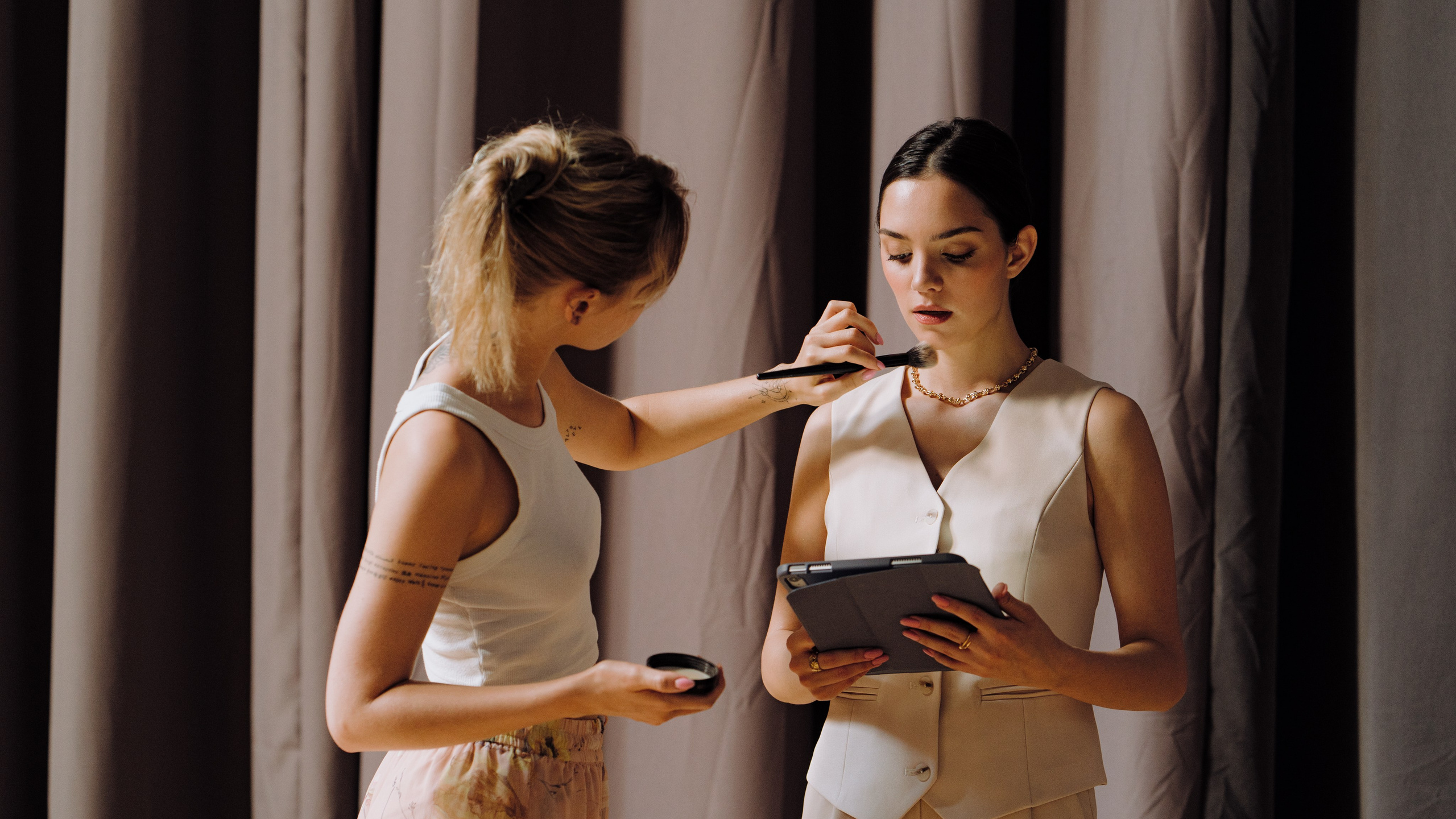 Женя Медведева / Уроки истории. Творческий и репортажный фотограф в Москве Клим Долгов