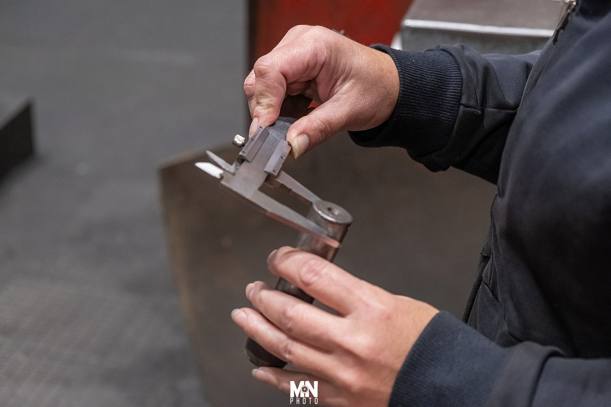 Механик проверяет размеры детали с помощью штангенциркуля. Фотограф Никита Максимов. Междуреченск.