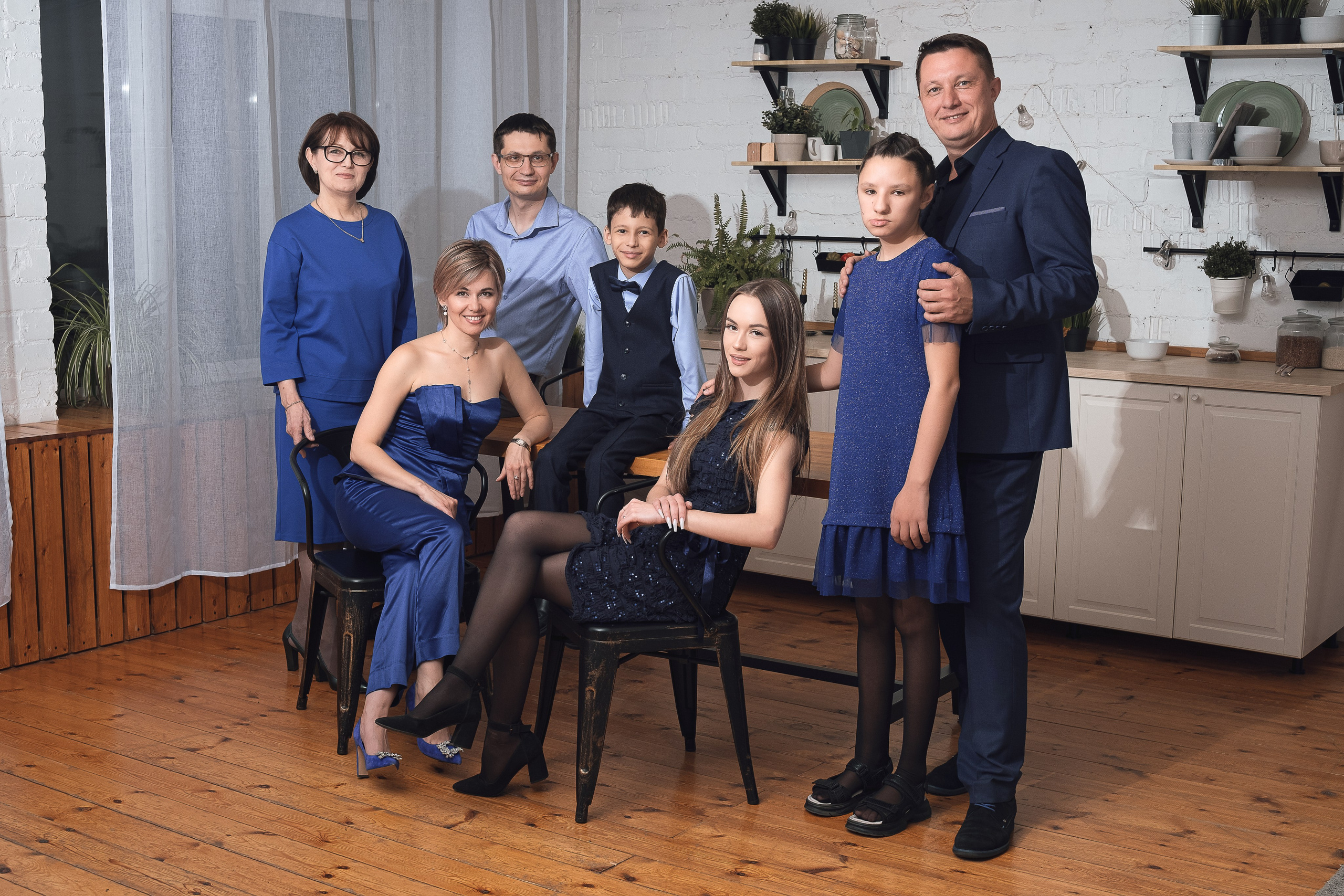 Семейная фотосессия в студии. Фотограф в Чите Анна Камратова. Помогу Вам создать историю, в которой Вы — главный герой!