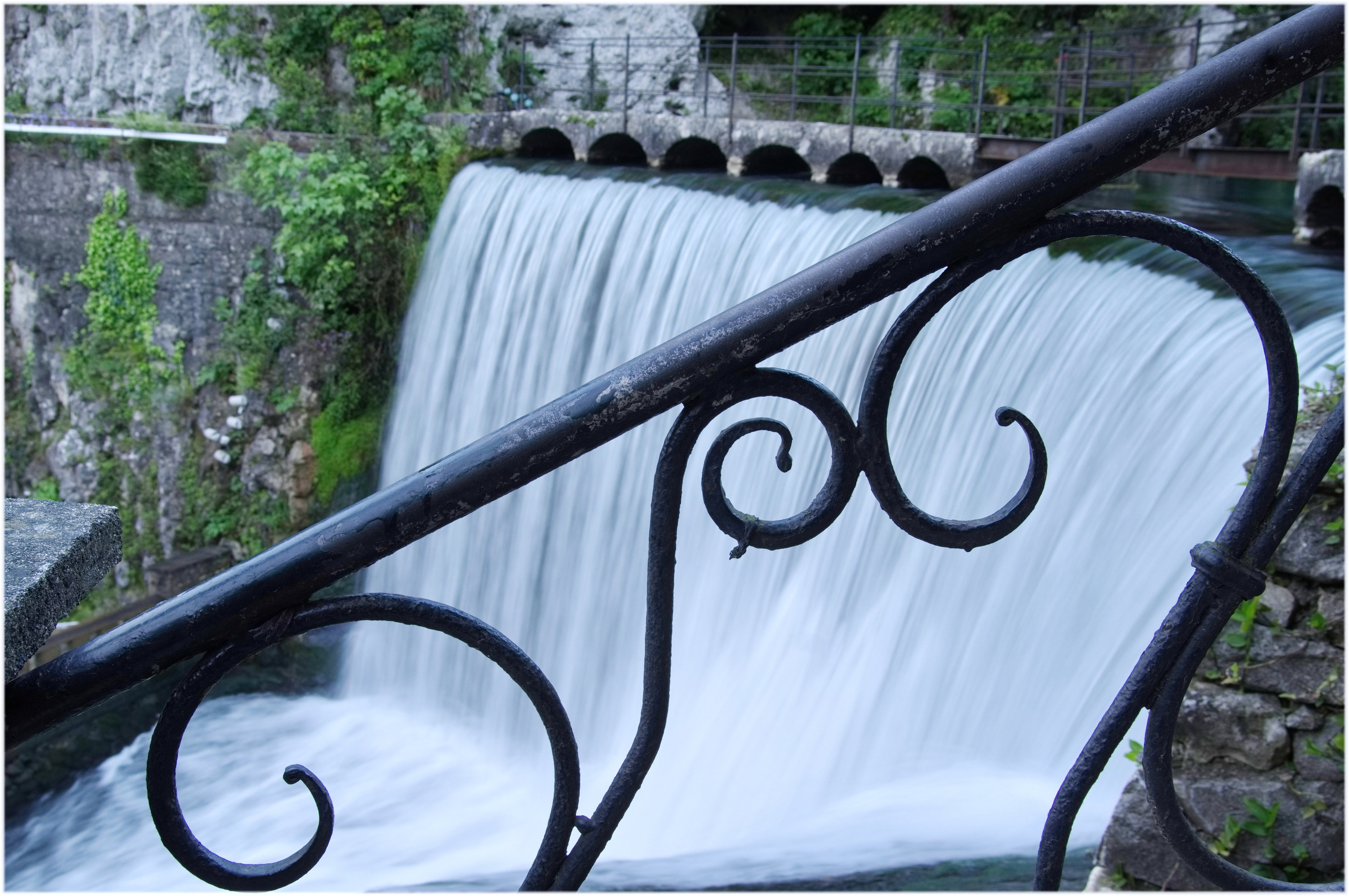 новый афон.плотина.водопад.перила