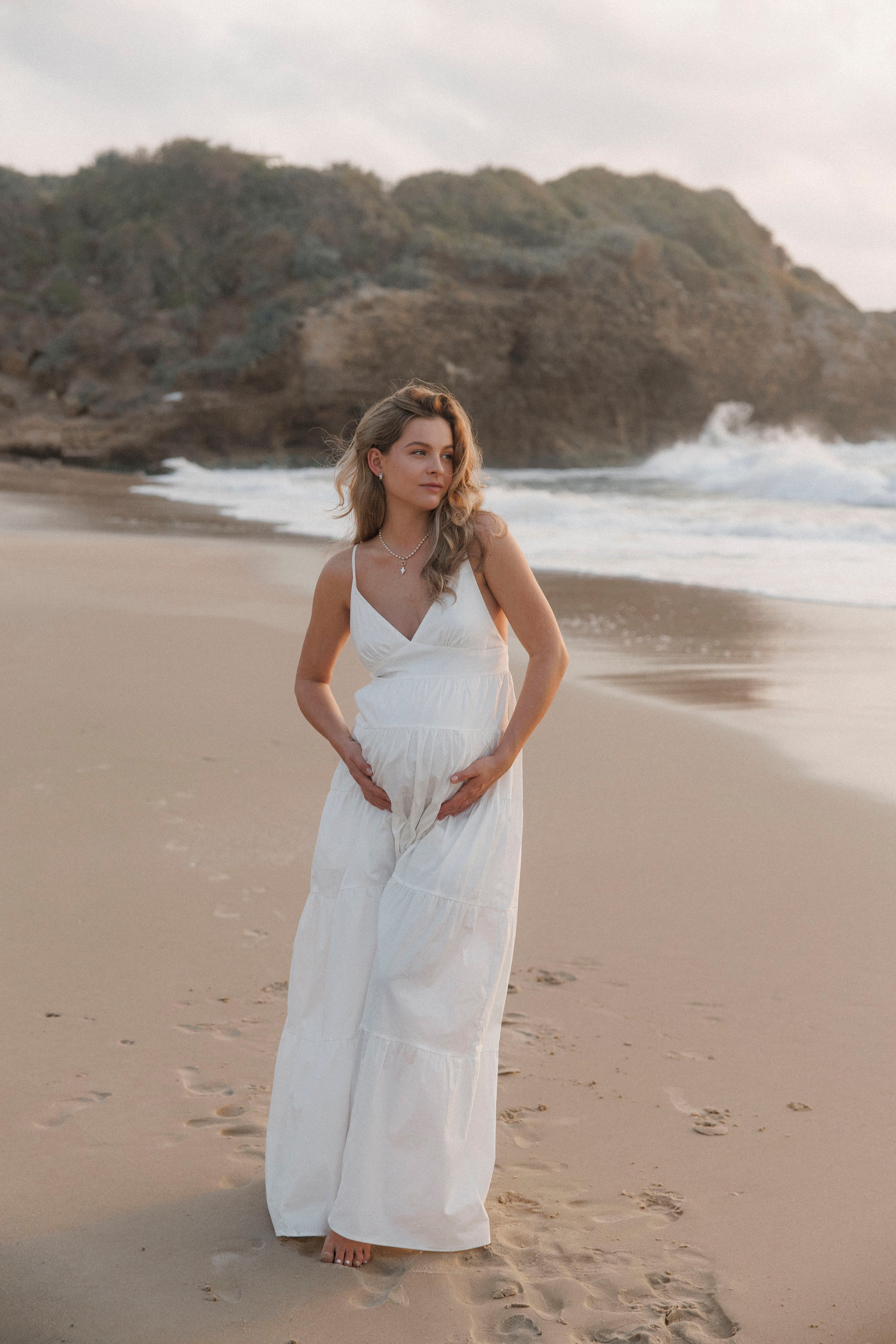 Pregnancy photoshoot near the sea (cloudy weather). Главная