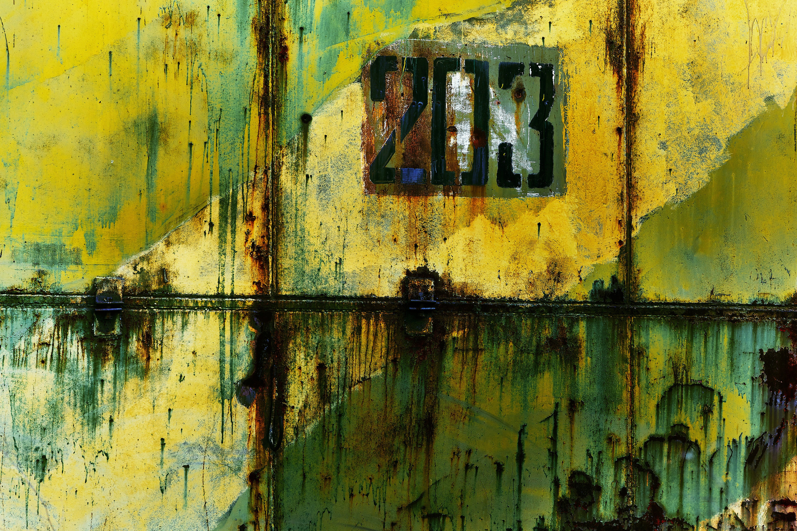 Металлическая текстура ржавого военного ангара (горизонтальный фон)