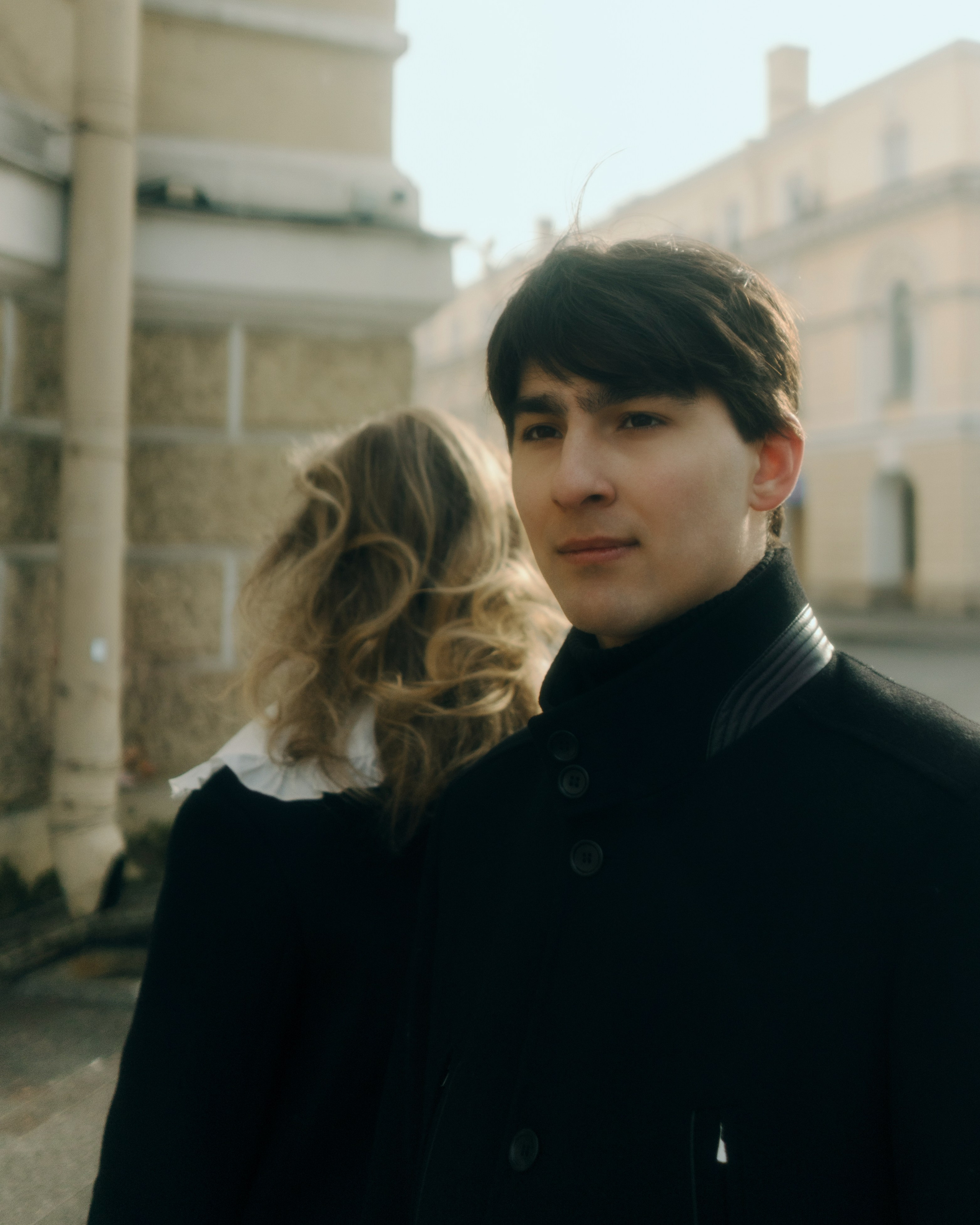 Крупный портрет мужчины в парной съемке, авторская фотосессия пары в Санкт-Петербурге с мягким светом и эстетикой кино