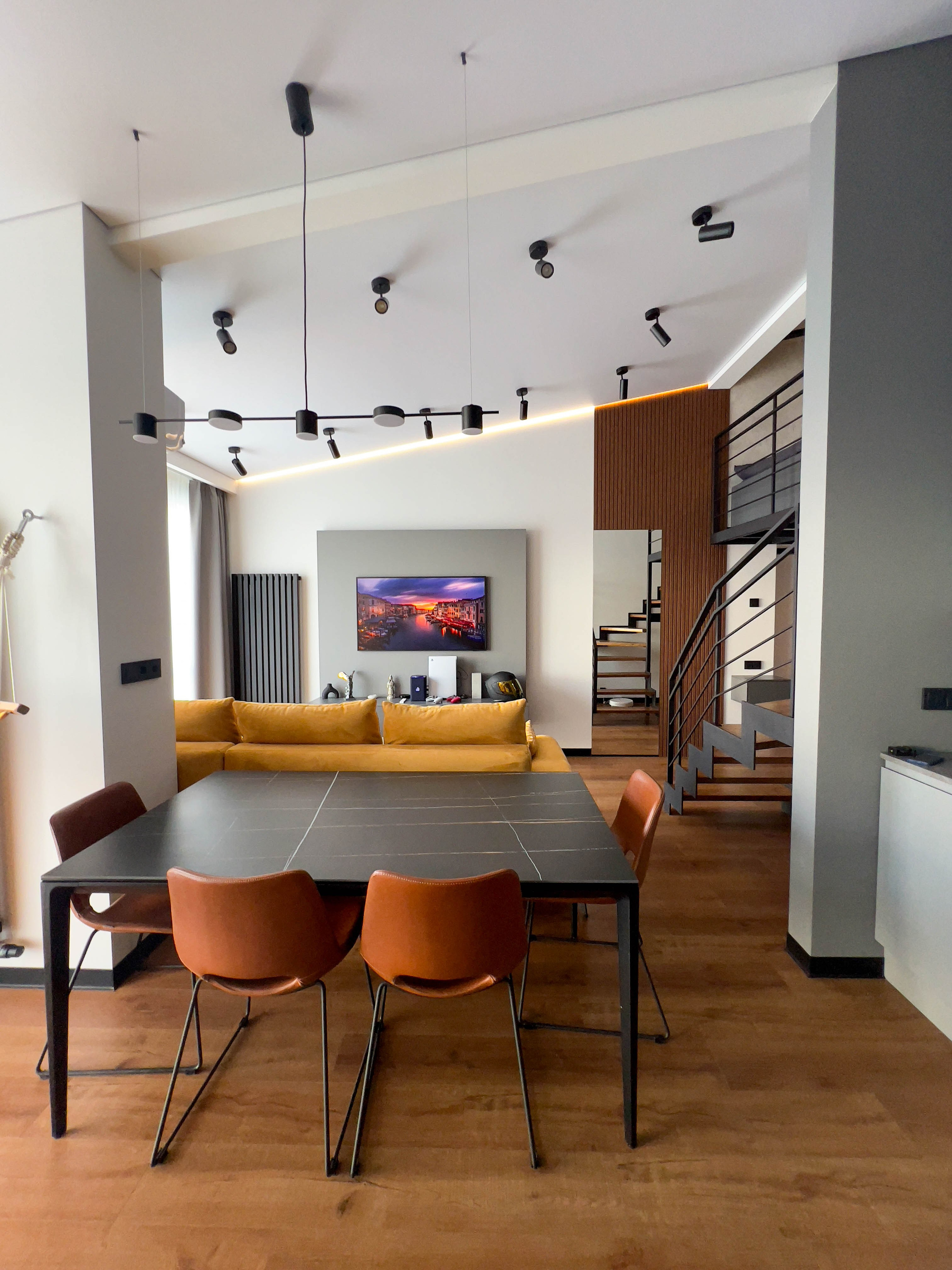 The apartment is on two levels. Fotograf Dmitrii Donets