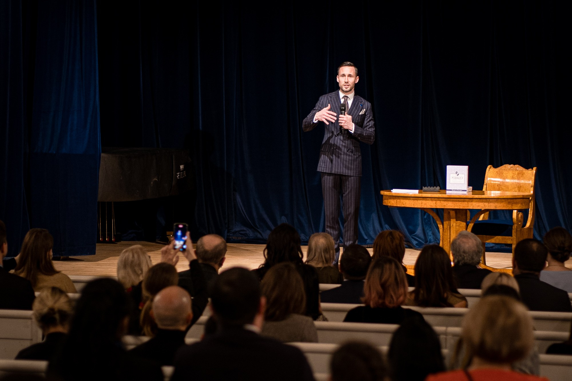 Презентация книги Маартена Богартса «Этикет». Репортажный фотограф Денис Тихомиров. Москва