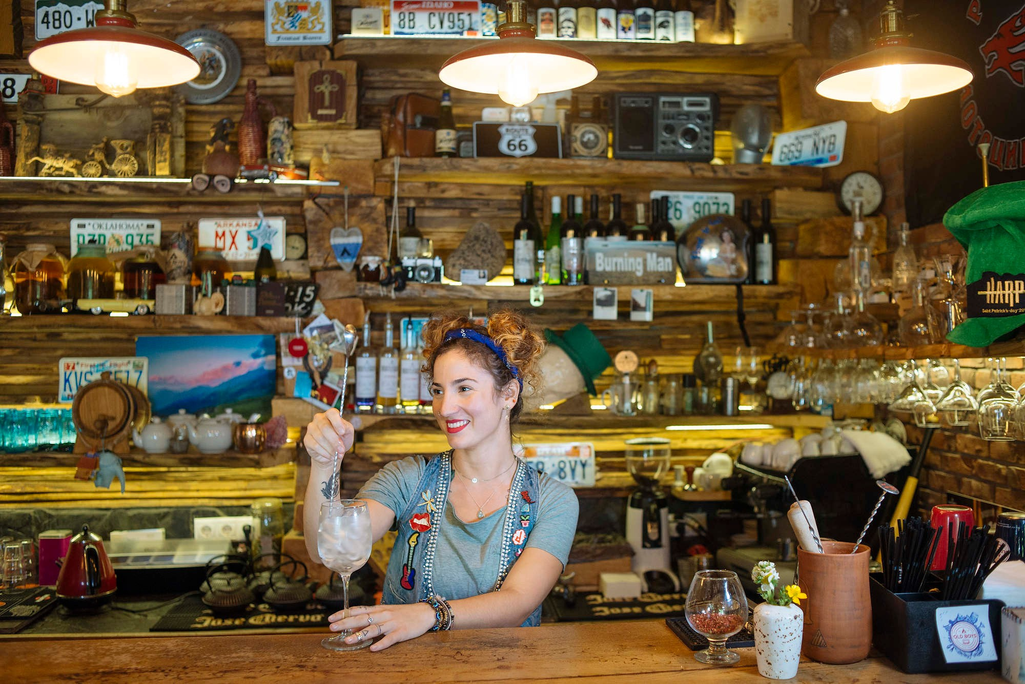 Бармен за работой в селе Медовеевка. Съемка для компании «Краснополянская косметика».