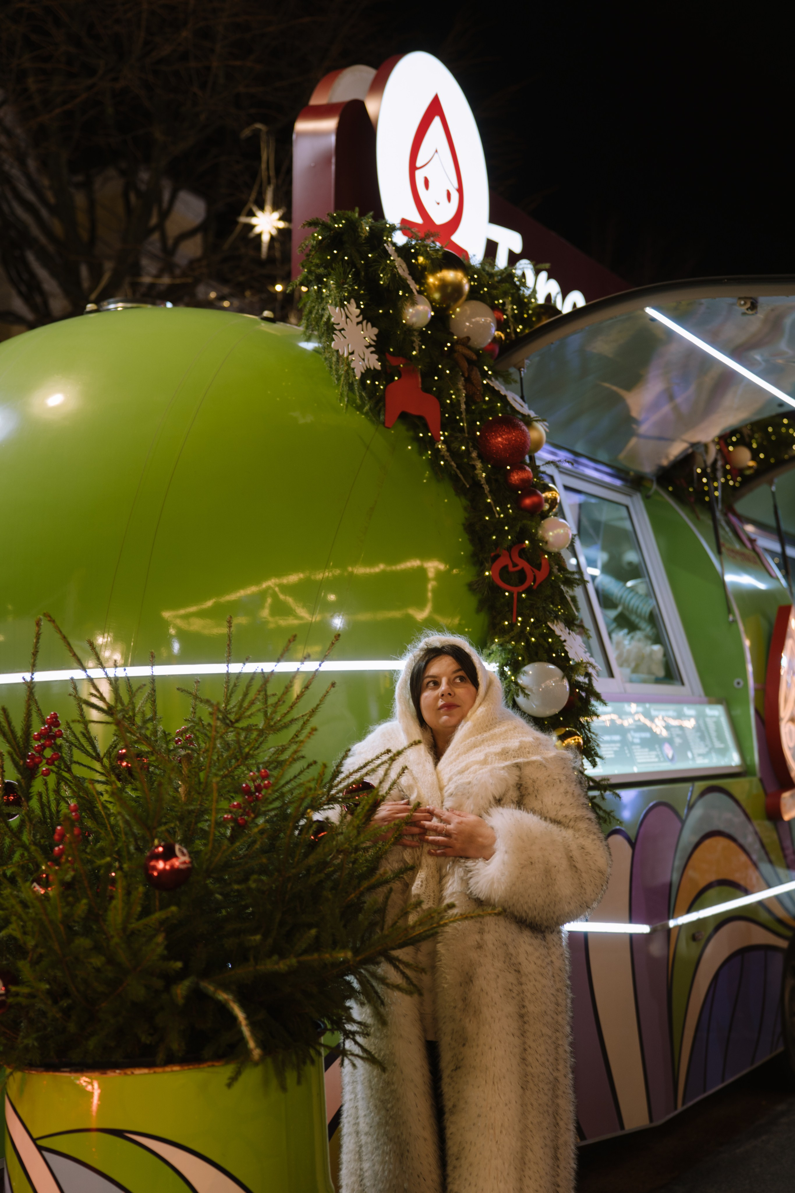 ПРОГУЛКА НА МАНЕЖНОЙ ПЛОЩАДИ ДЛЯ ДЕВУШКИ ПЕРЕД НОВЫМ ГОДОМ (НОВОГОДНЯЯ ФОТОСЕССИИЯ НА МАНЕЖНОЙ ПЛОЩАДИ). Профессиональный фотограф, Санкт-Петербург — Виктория Богомолова