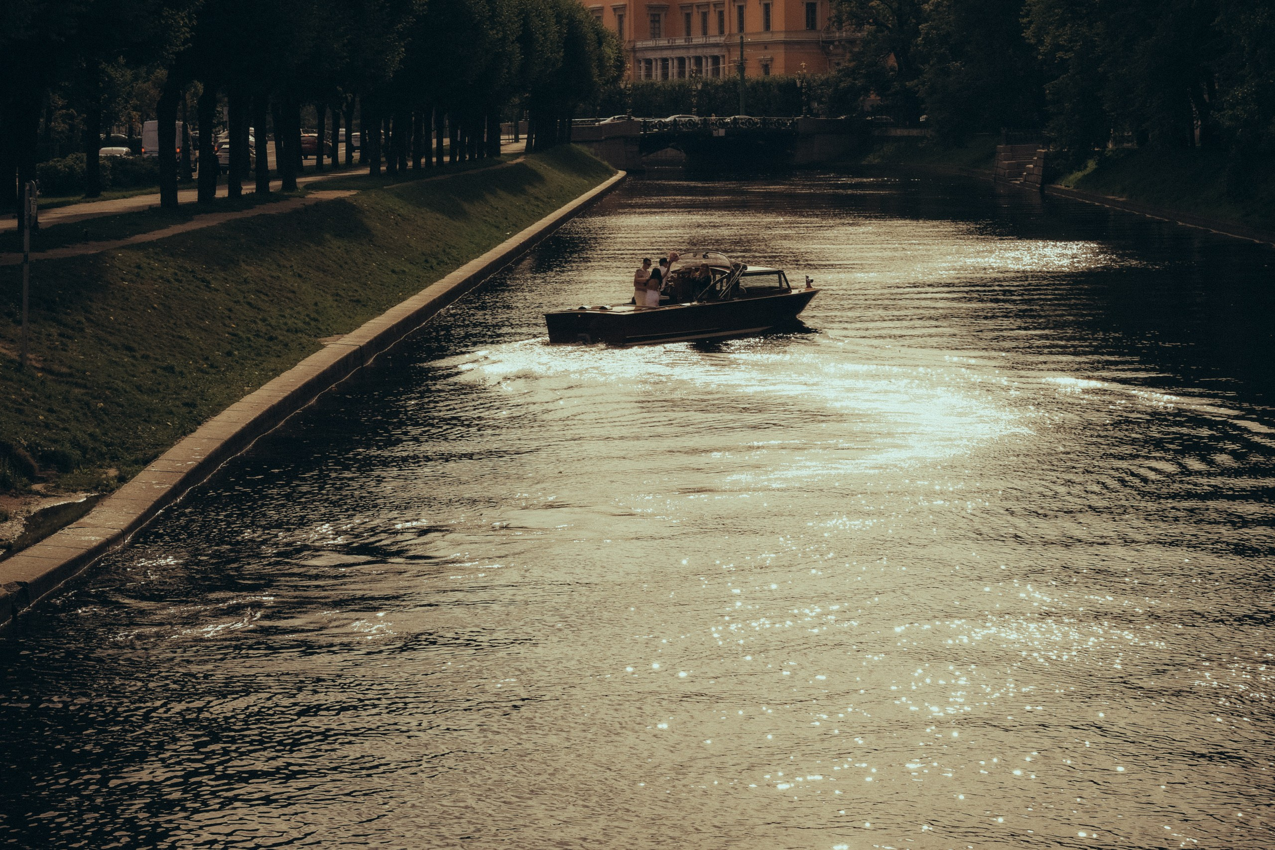 СВАДЕНБНАЯ СЬЕМКА НА КАТЕРЕ ПО КАНАЛАМ САНКТ-ПЕТЕРБУРГА И В АКВАТОРИИ НЕВЫ. Профессиональный фотограф, Санкт-Петербург — Виктория Богомолова