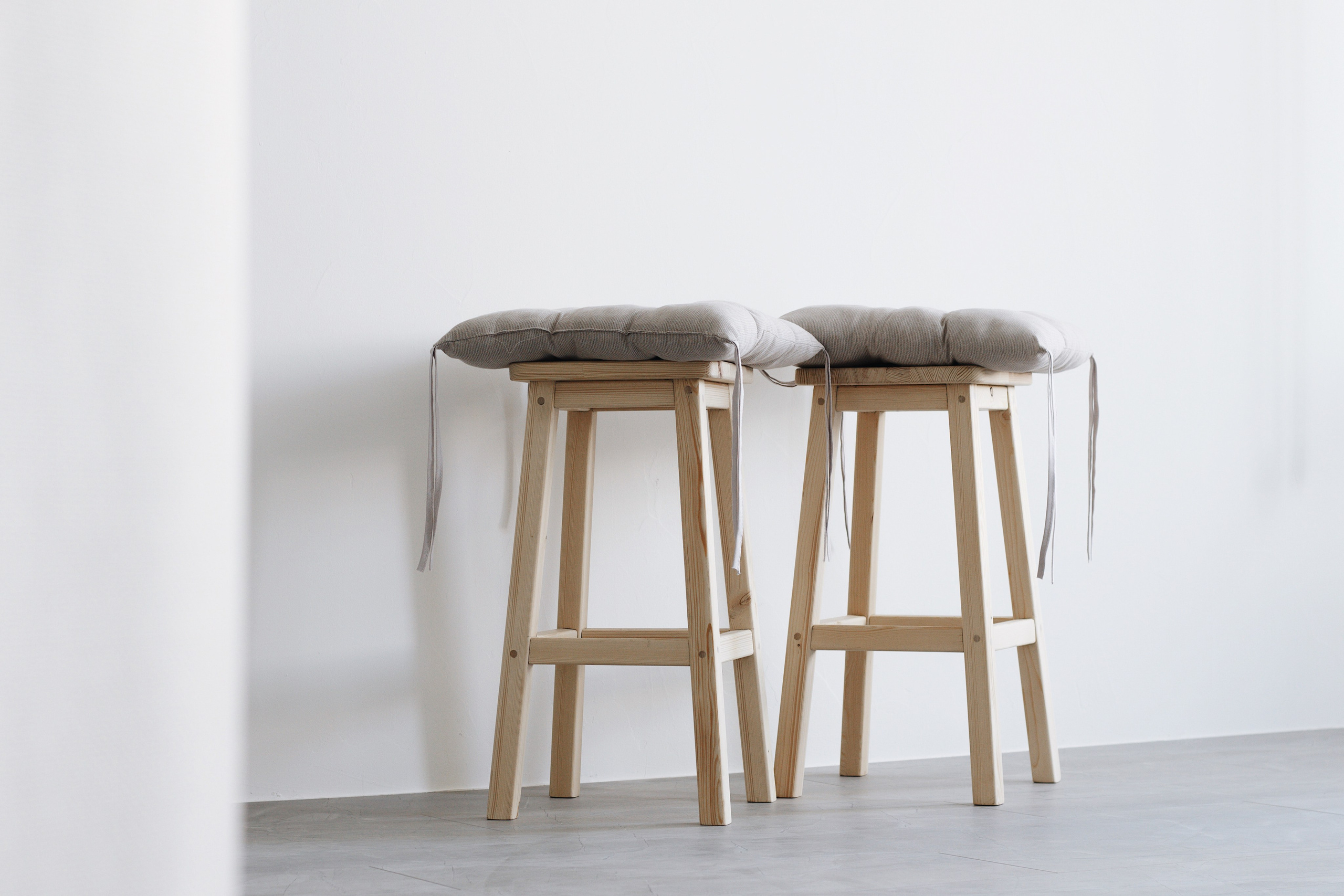 • Деревянные барные стулья, в количестве двух штук