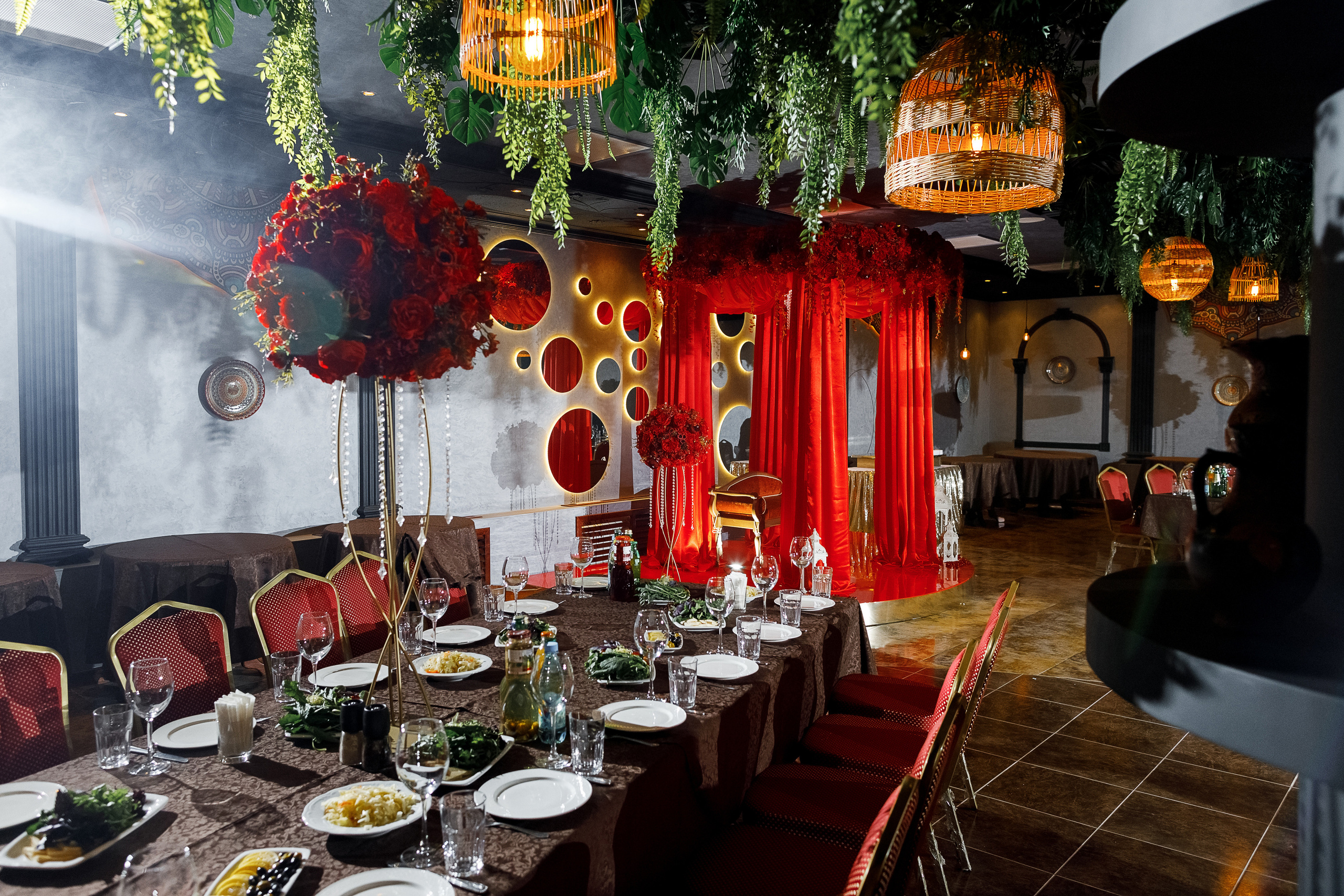 Voloqdada möhtəşəm ənənəvi Azərbaycan toyunda dəbdəbəli gəlin paltarla. Олег Сверчков | Свадебный фотограф Вологда