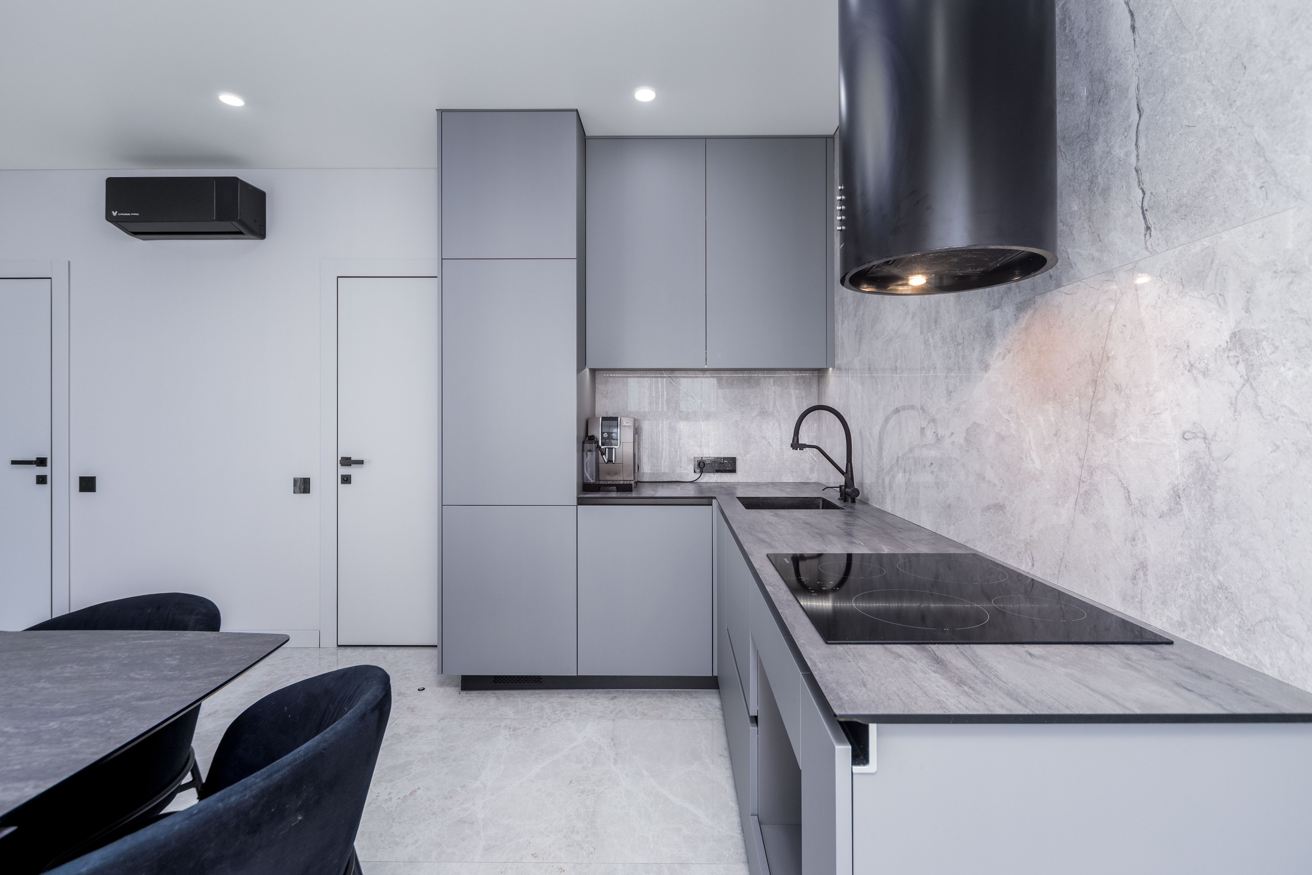 Кухня в трехкомнатной квартире в Минск Мир