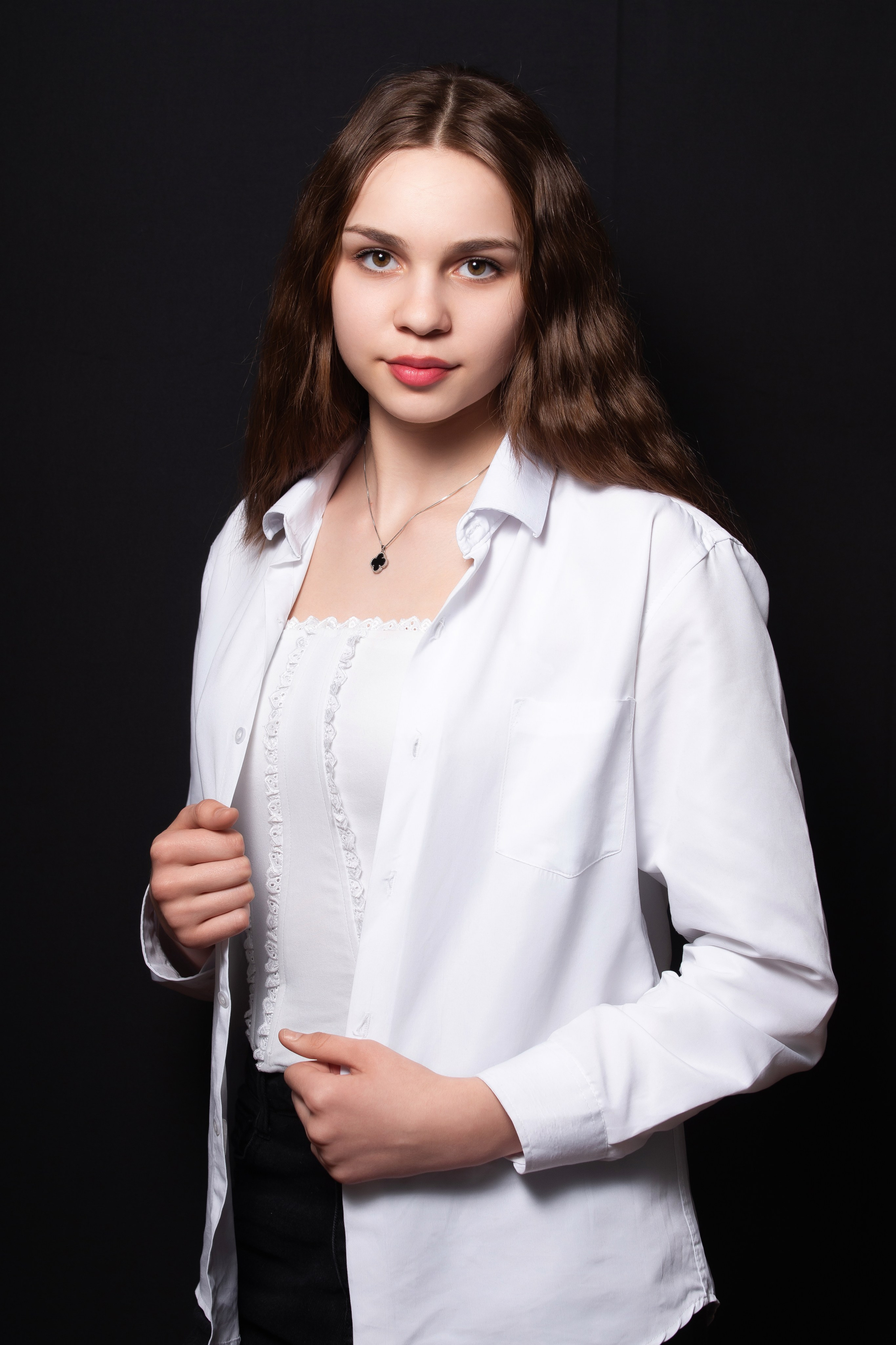 Портретная фотосессия для учеников 9 класса на чёрном фоне | Школьный фотограф Николай Богатырёв | Твой альбом / Твои правила. ТВОЙ АЛЬБОМ / ТВОИ ПРАВИЛА