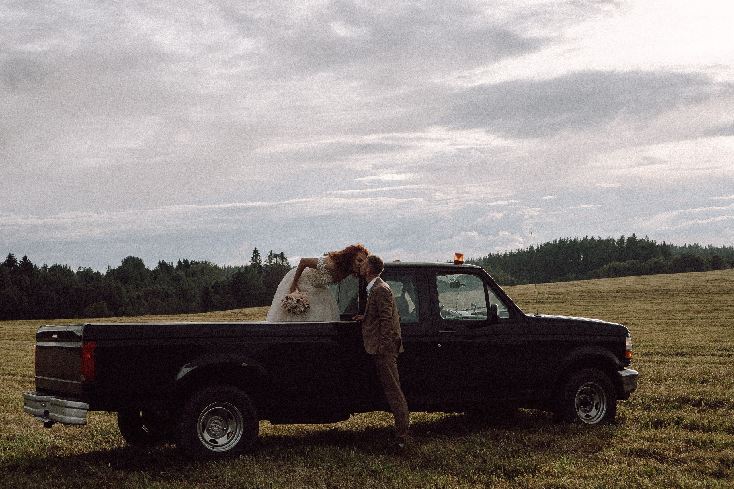 СВАДЕБНАЯ ФОТОСЕССИИЯ ПАРЫ В ГОРОДЕ ПРИОЗЕРСК В СОСНОВОМ ЛЕСУ И С ПИКАПОМ. Профессиональный фотограф, Санкт-Петербург — Виктория Богомолова
