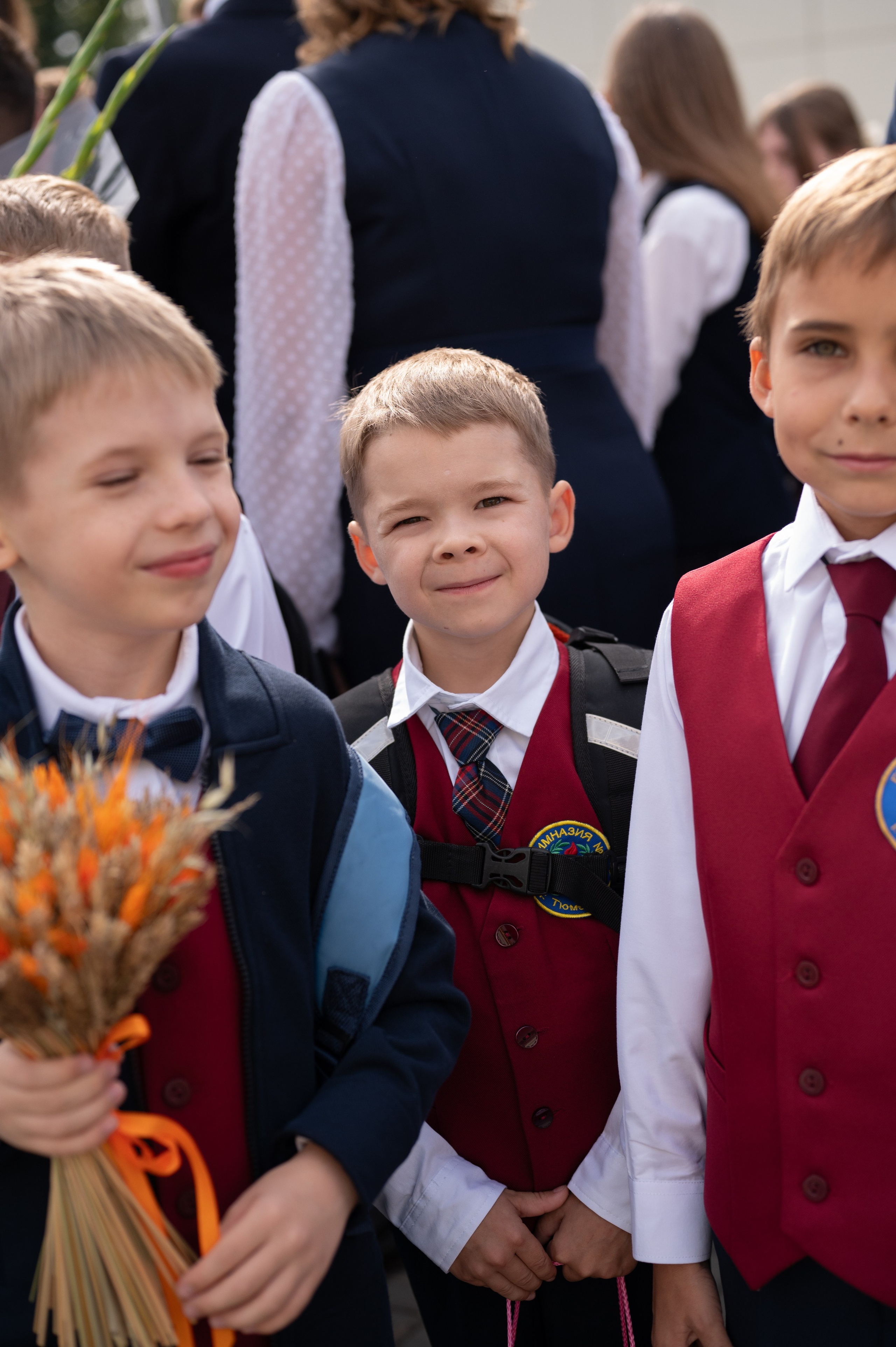 1 сентября 16 гимназия 2 класс (линейка + в классе+ на улице). Фотограф новорожденных, семейный детский в Тюмени Татьяна Морозова