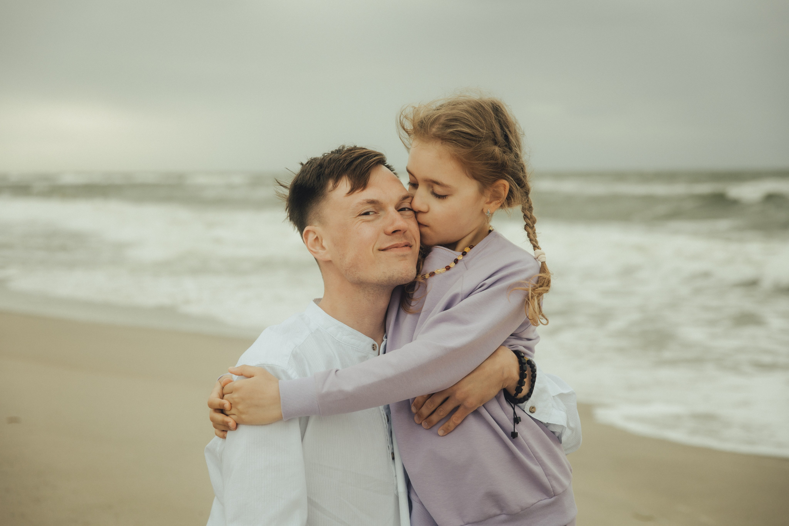 Семья в Янтарном / шторм. Фотограф Калининград Илья Миллер