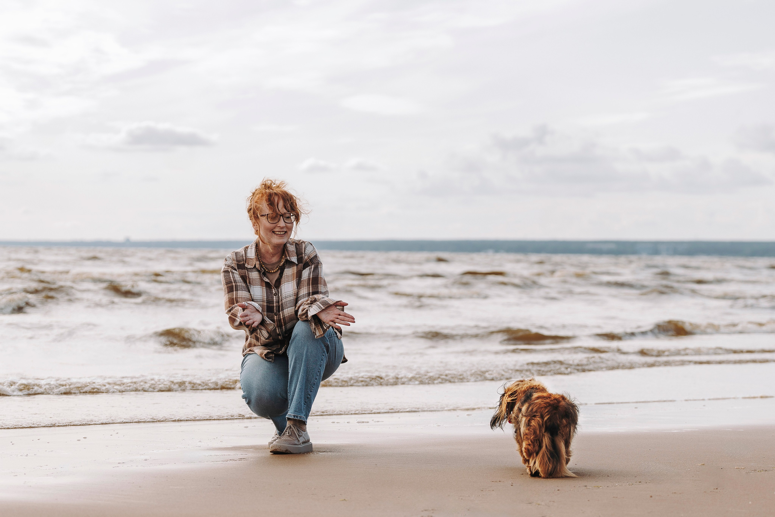 Фотосессия с длиношерстной таксой на пляжн. Фотограф анималист в Спб недорого Олеся Майорова