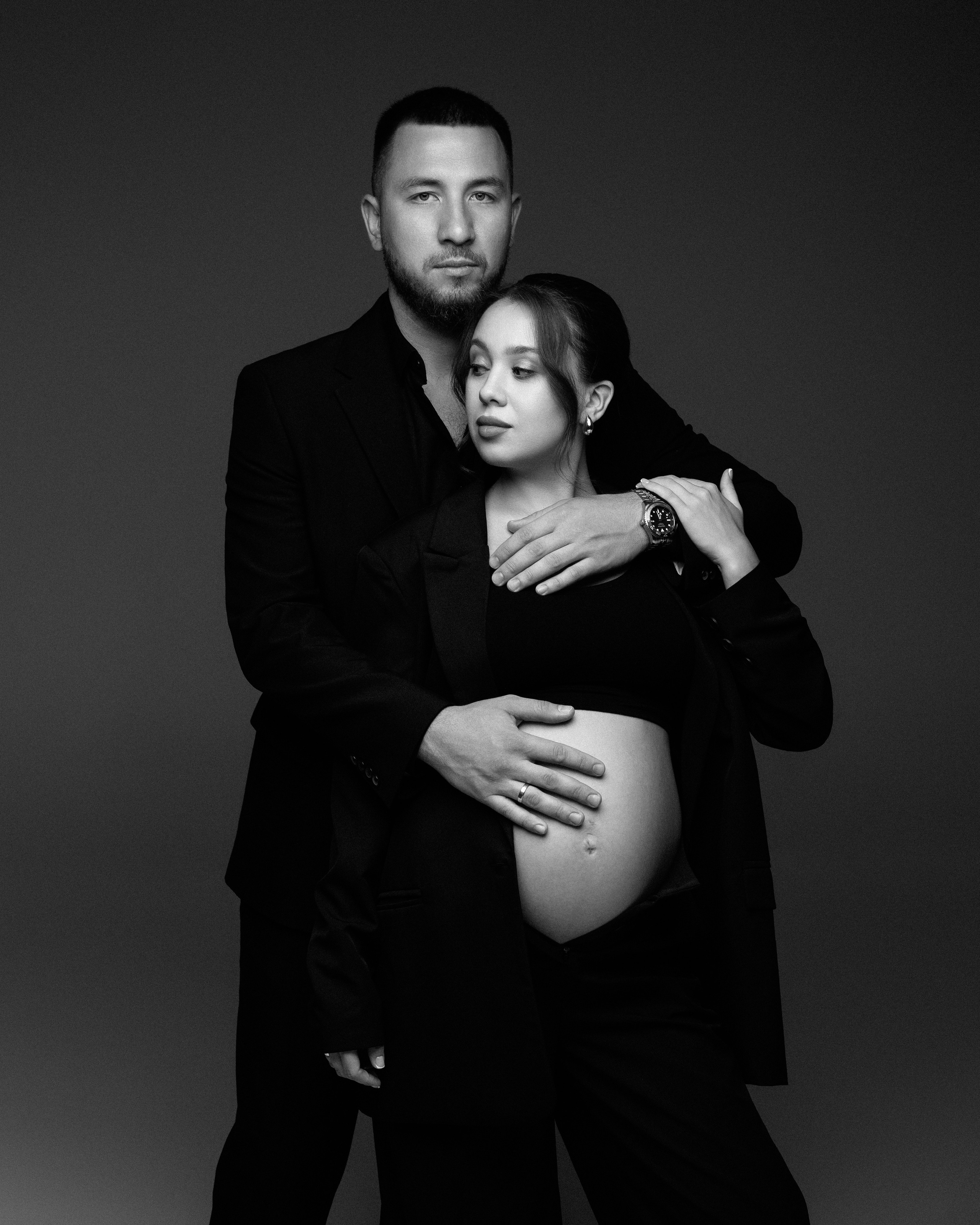 Беременная с мужем в костюмах