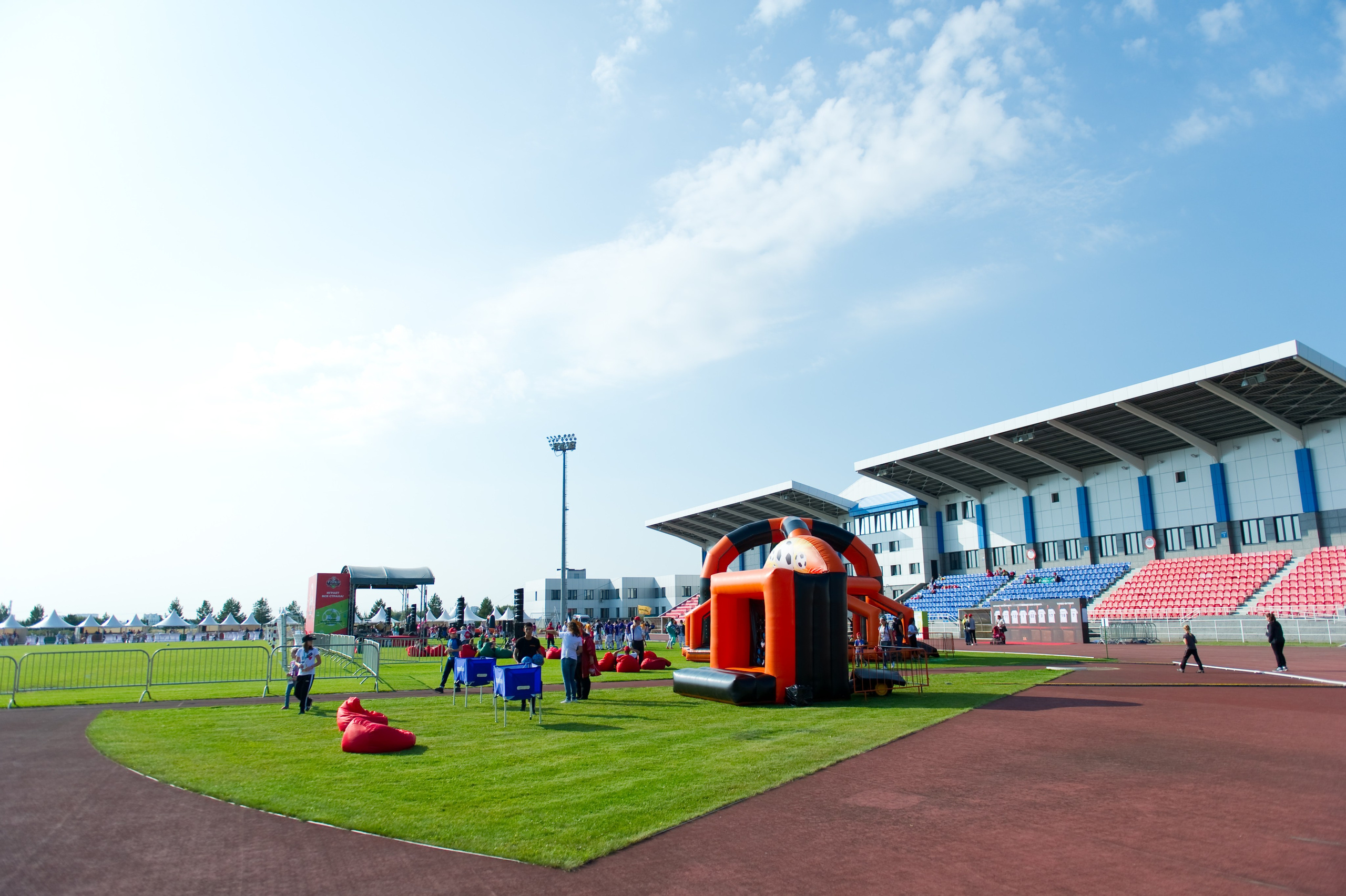 Турбофутбол (корпоративное соревнование «Пятерочки»). Репортажный фотограф и видеограф Слава Думчев. Тимбилдинги, отчетники, корпоративы