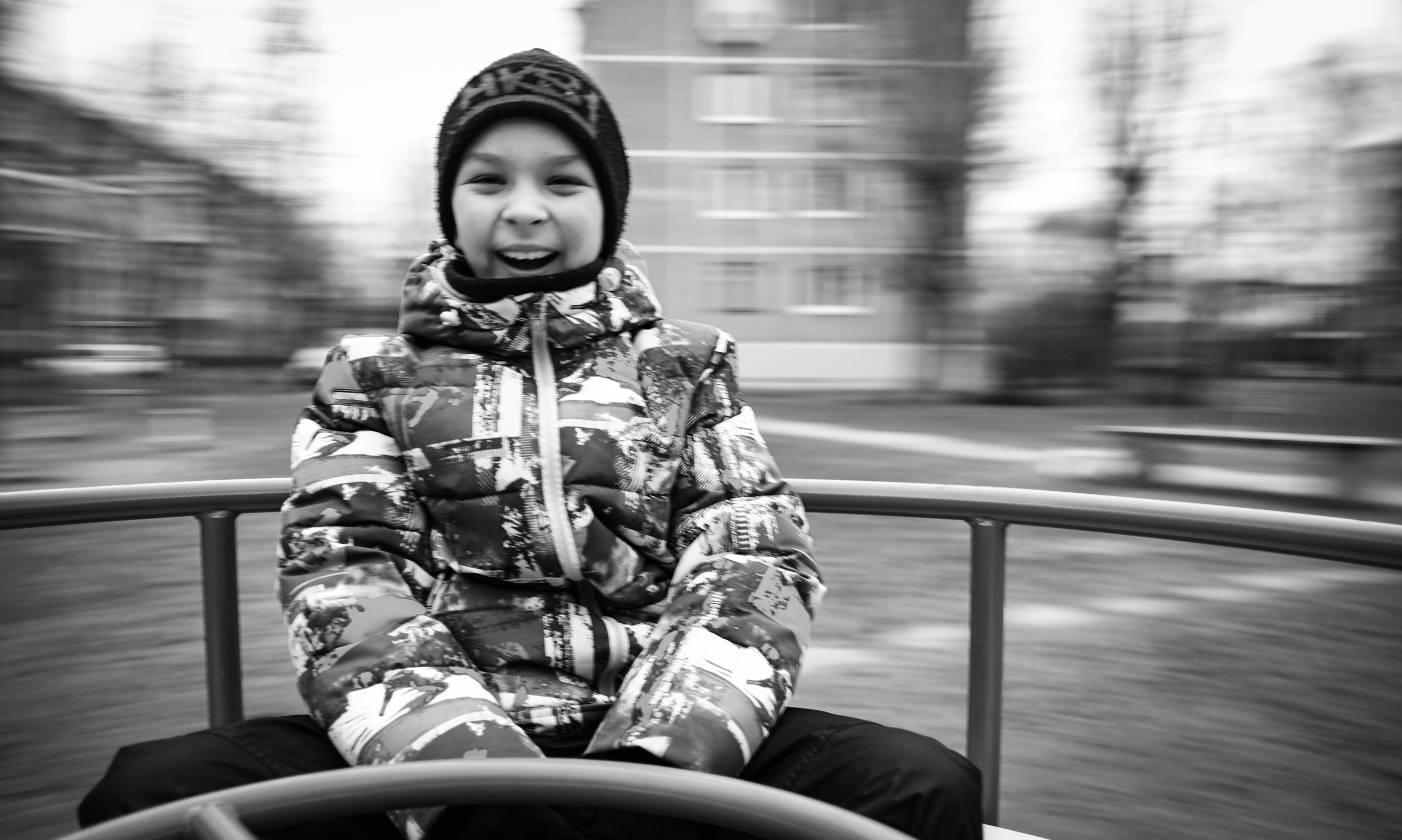 мальчик на карусели