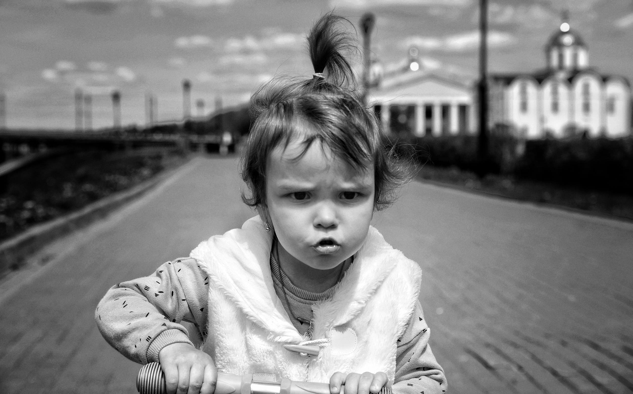 девочка на самокате