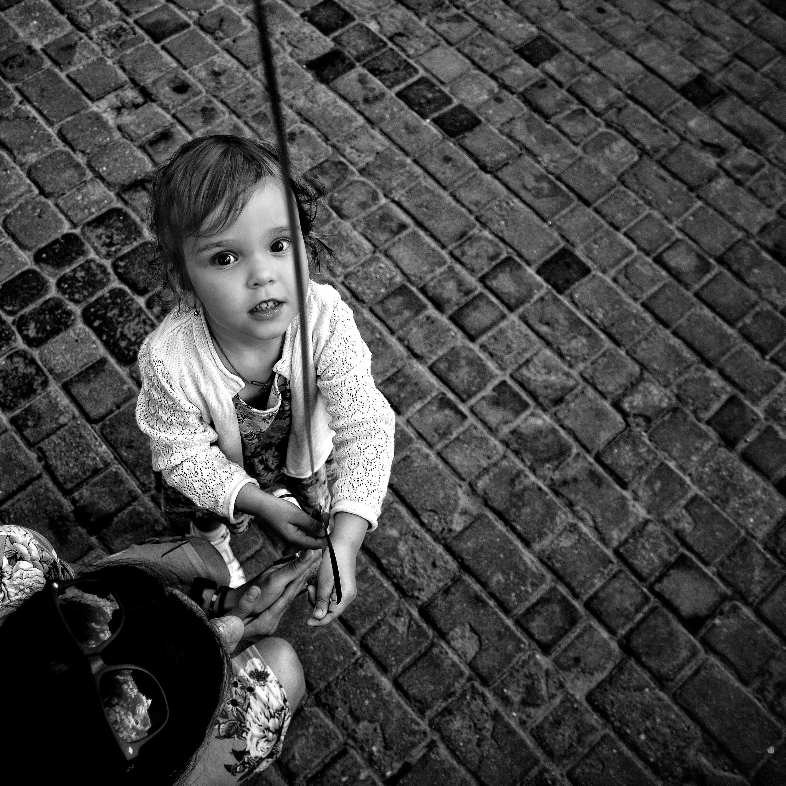 девочка держит шарик на веревке