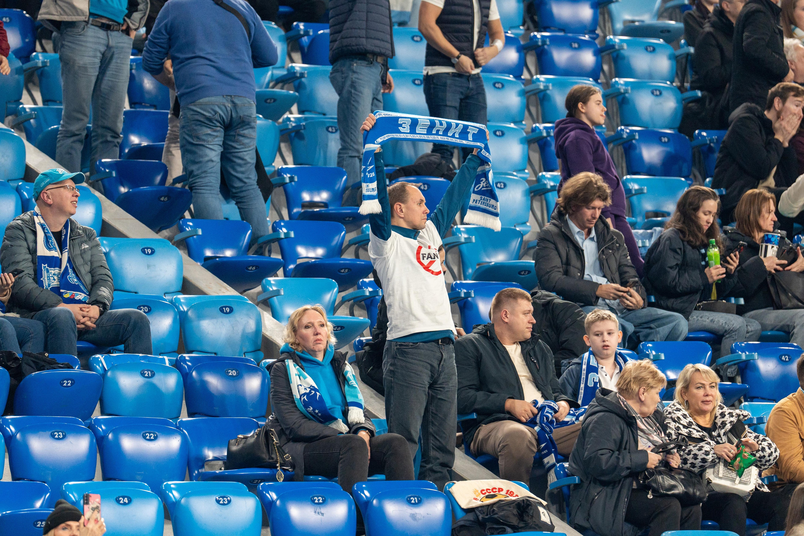 Фанат Зенита поднимает шарф на трибунах – фотограф матч Санкт-Петербург