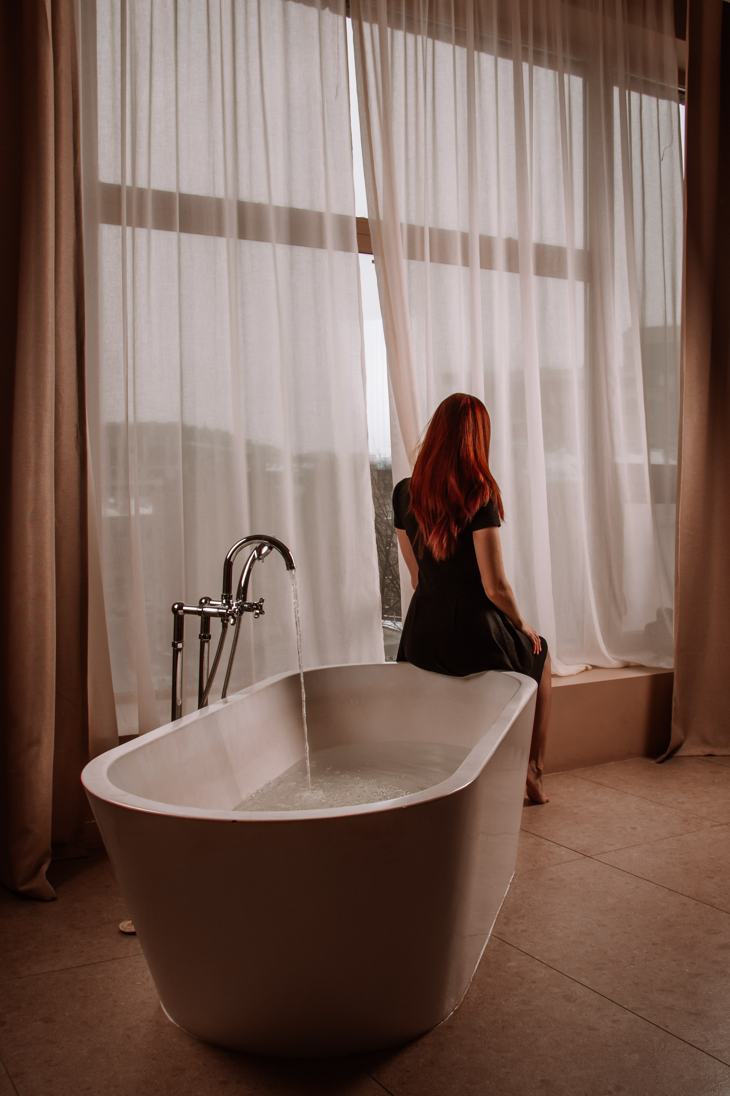 девушка в ванной  фотосессия в ванной 