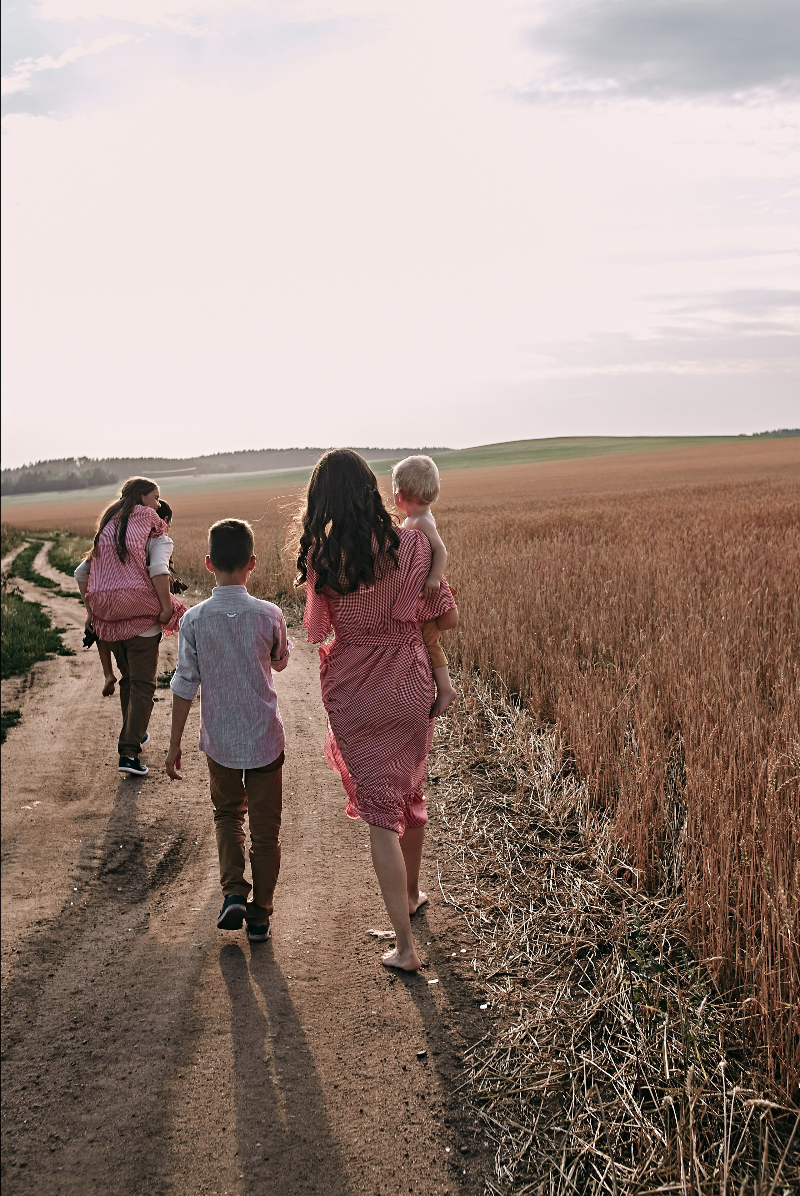 Большая семейная съемка в поле. Главная