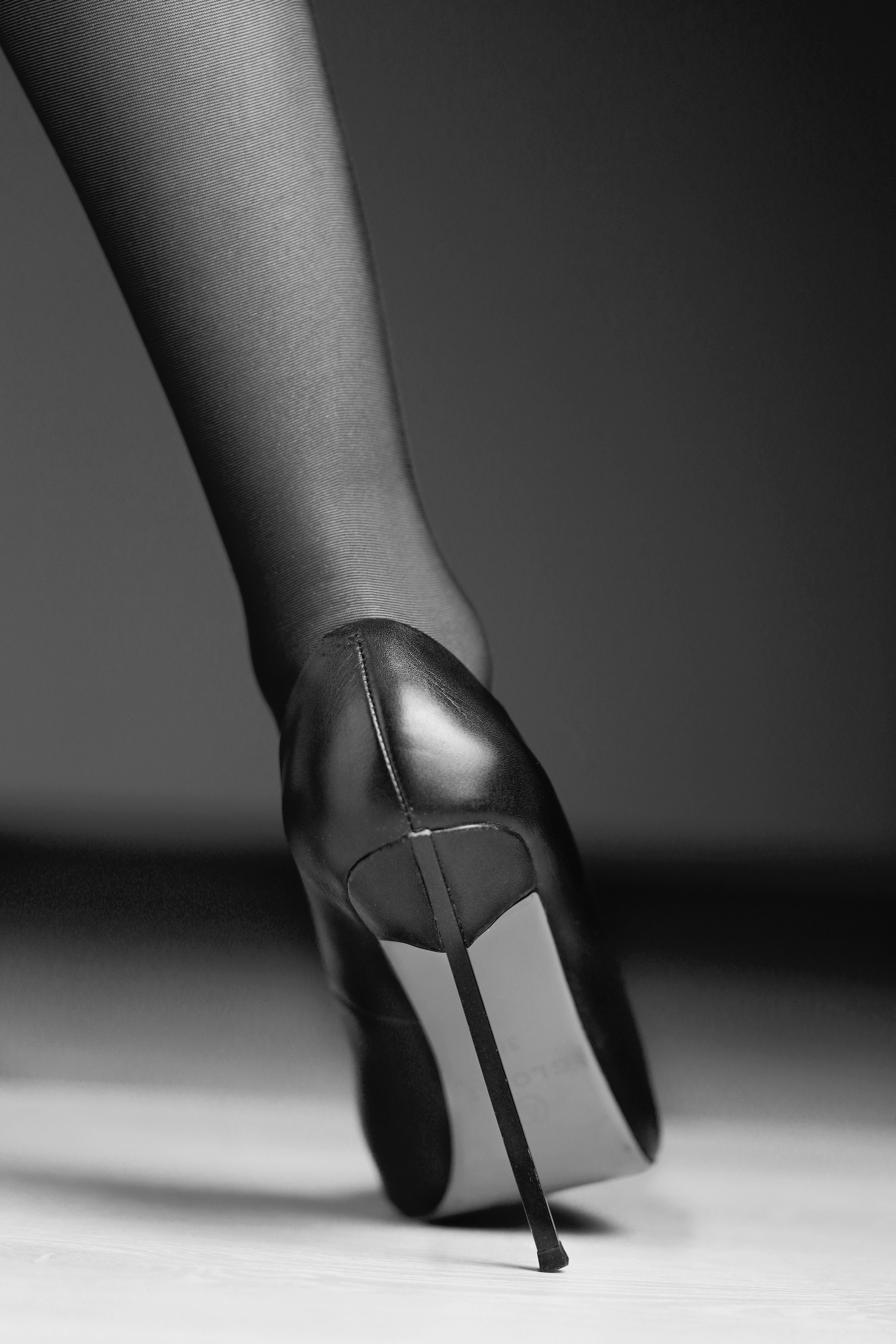 фотография женской ноги в колготках и на высокой шпильке