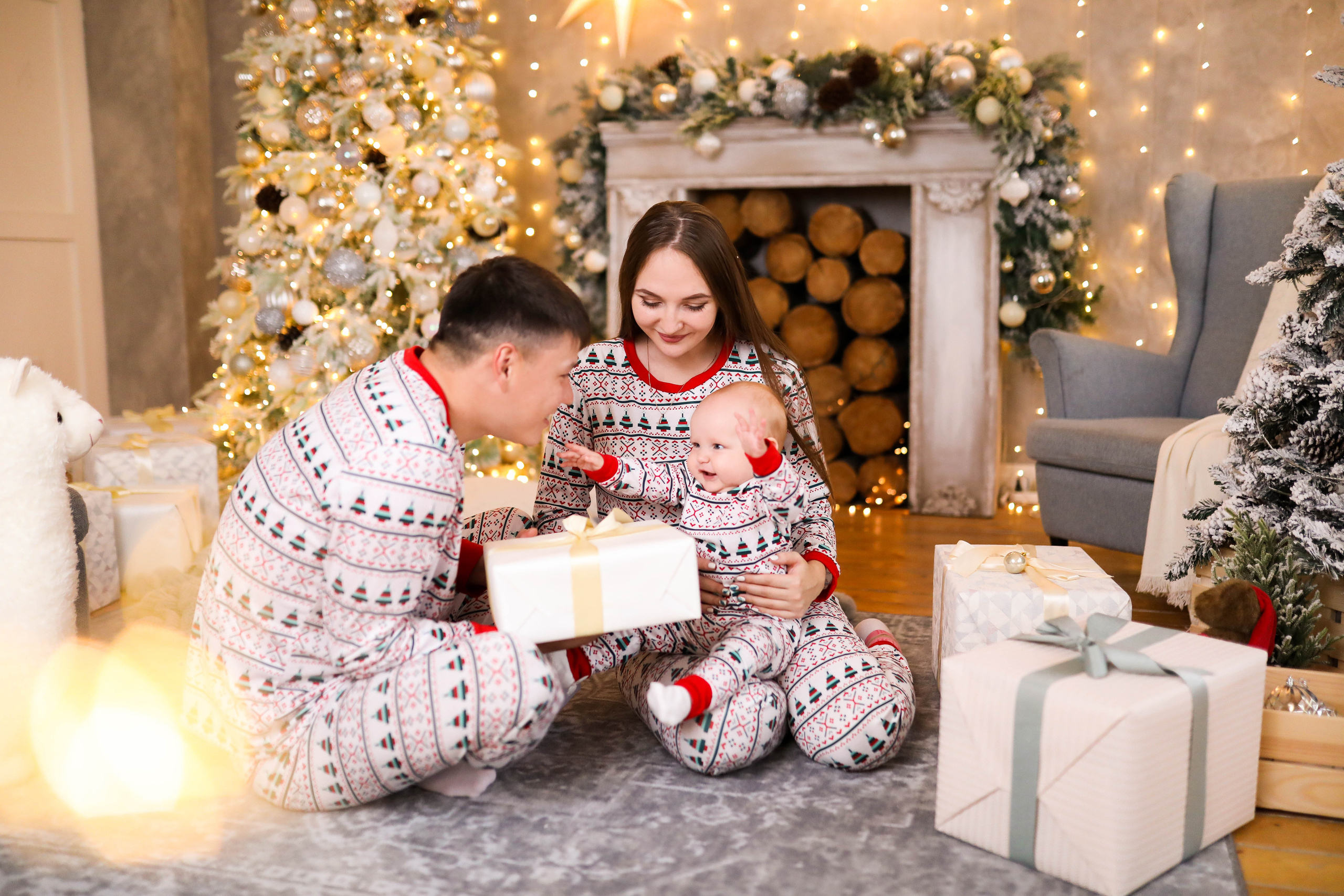 Семейная фотосессия в снежном зале Лофт. ФОТОГРАФ ХАБАРОВСК АНАСТАСИЯ РАЧЕНКОВА