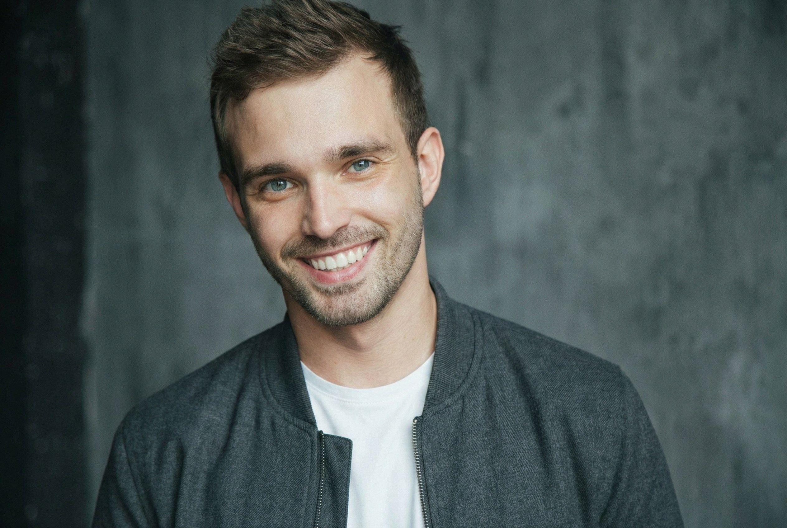 Крупный план улыбающегося мужчины, дружелюбный и живой портрет.