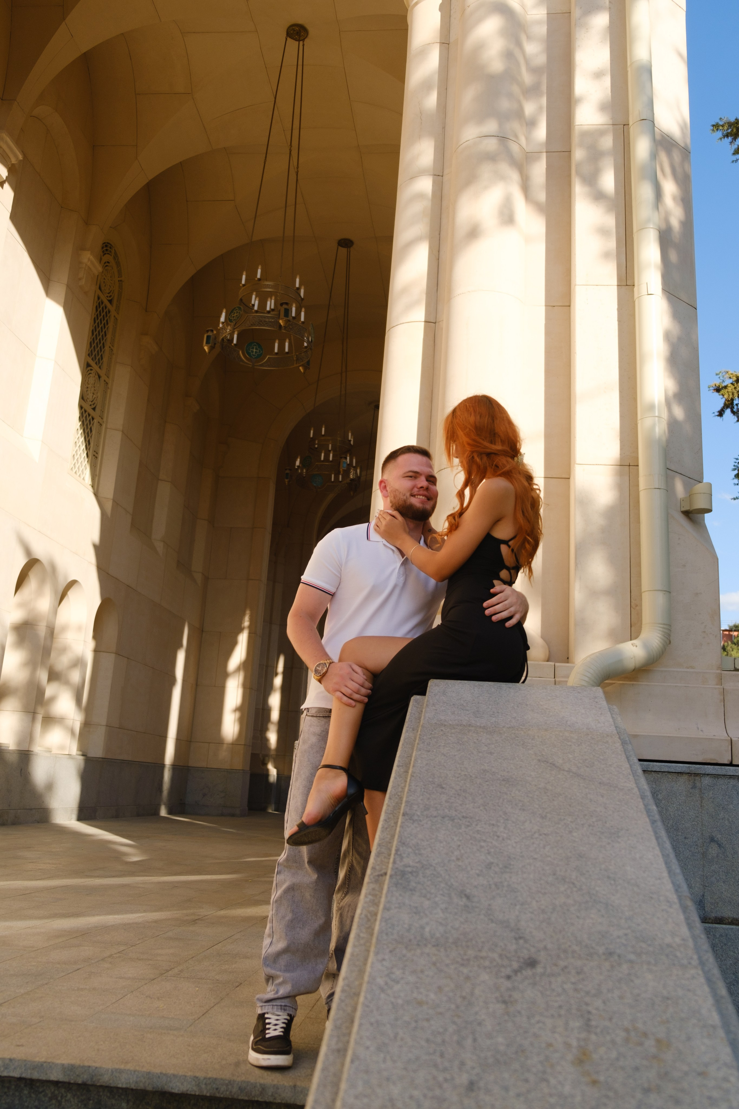 Прогулка Влюблённые пары девушка сидит на лестнице парень её обнимает. Фотограф и видеограф Желдак Илья