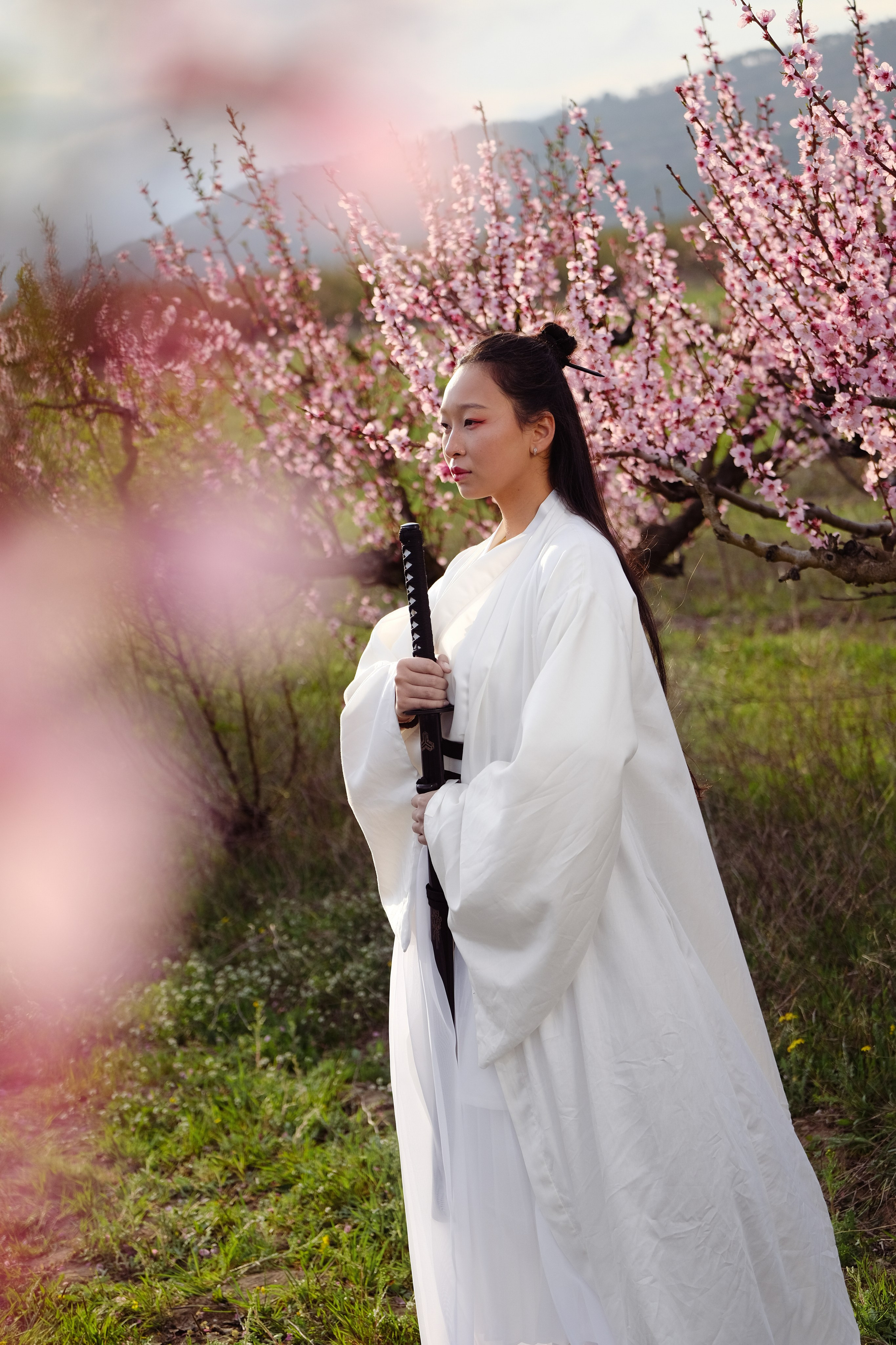 Фото в цветущих персиковых садах. Профессиональная фотосъемка в Крыму. Натуральные эмоции и живые кадры. Забронируйте дату прямо сейчас!