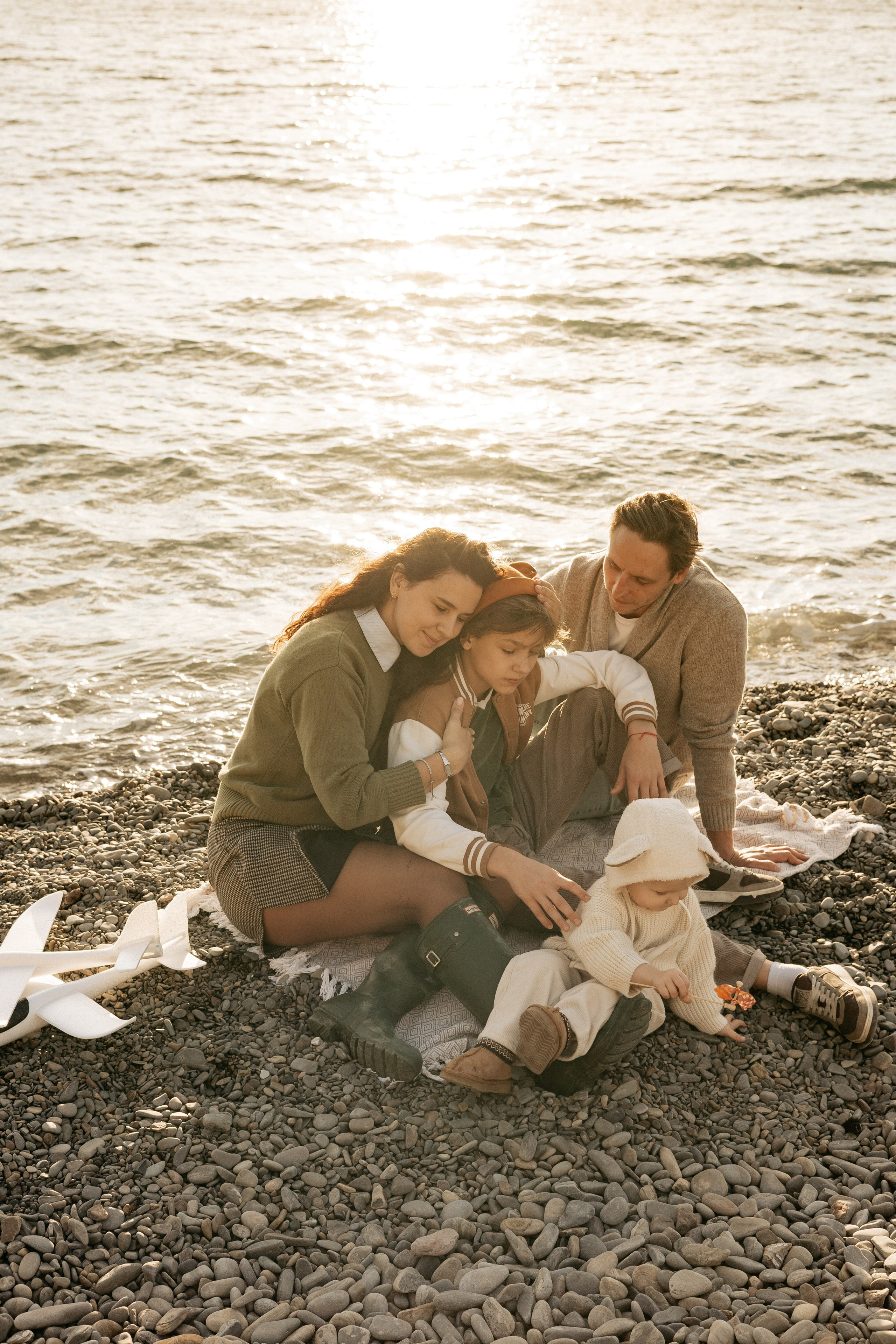 Золотые блики заката играют на лицах детей